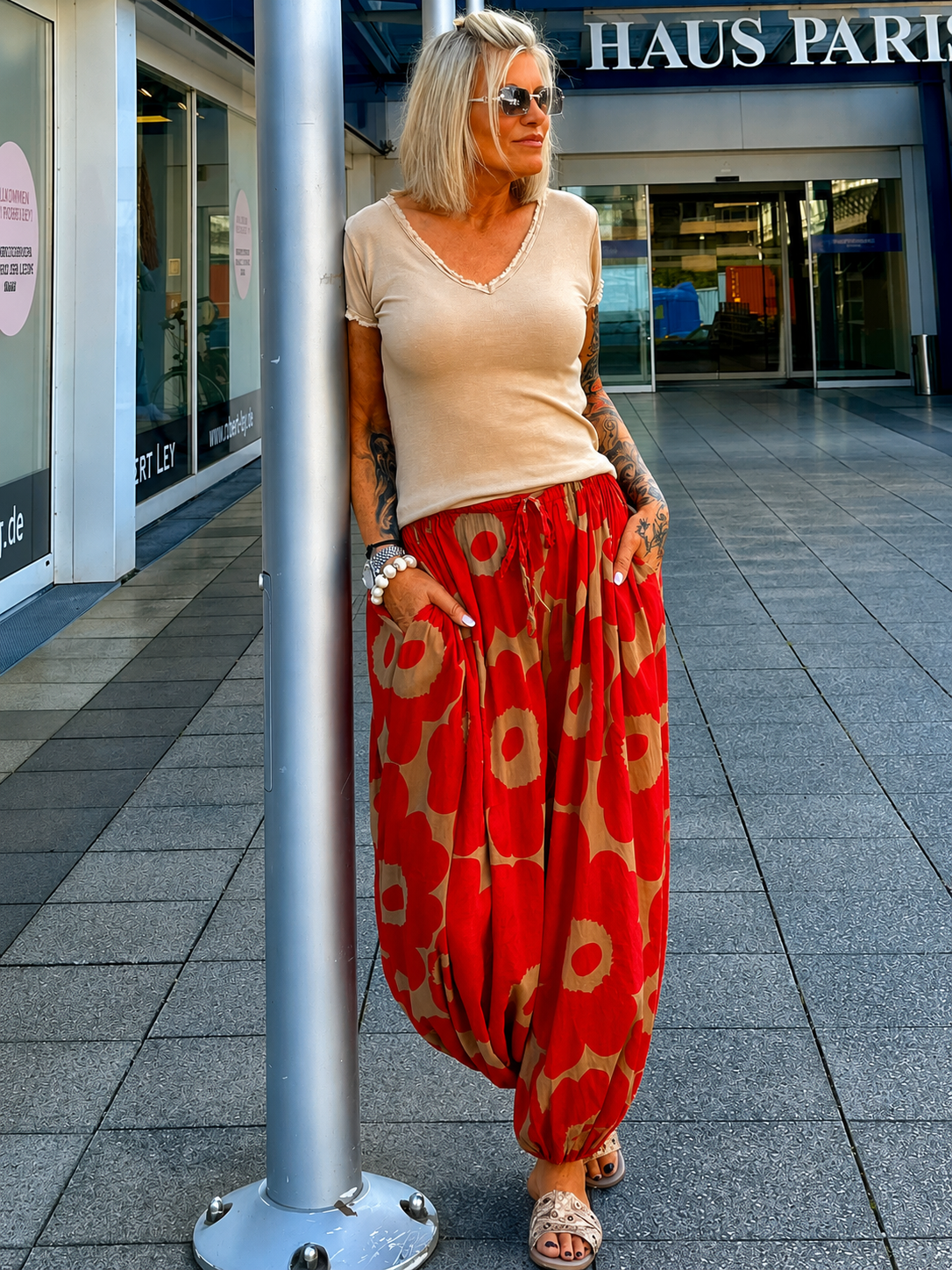Leichte Pumphose mit floralem Print - rot-camel
