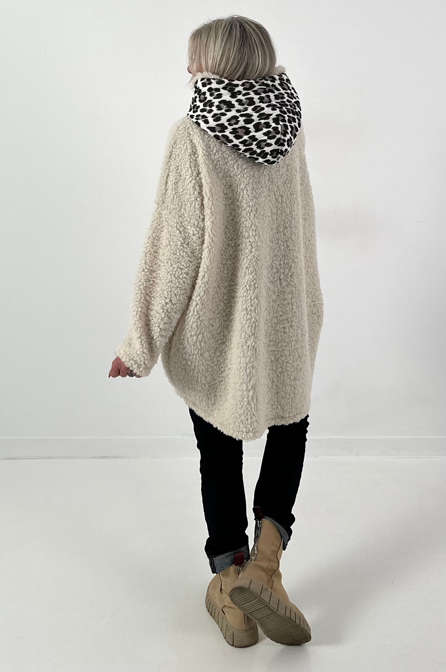 Hoodie model "Cozy Season" - ecru