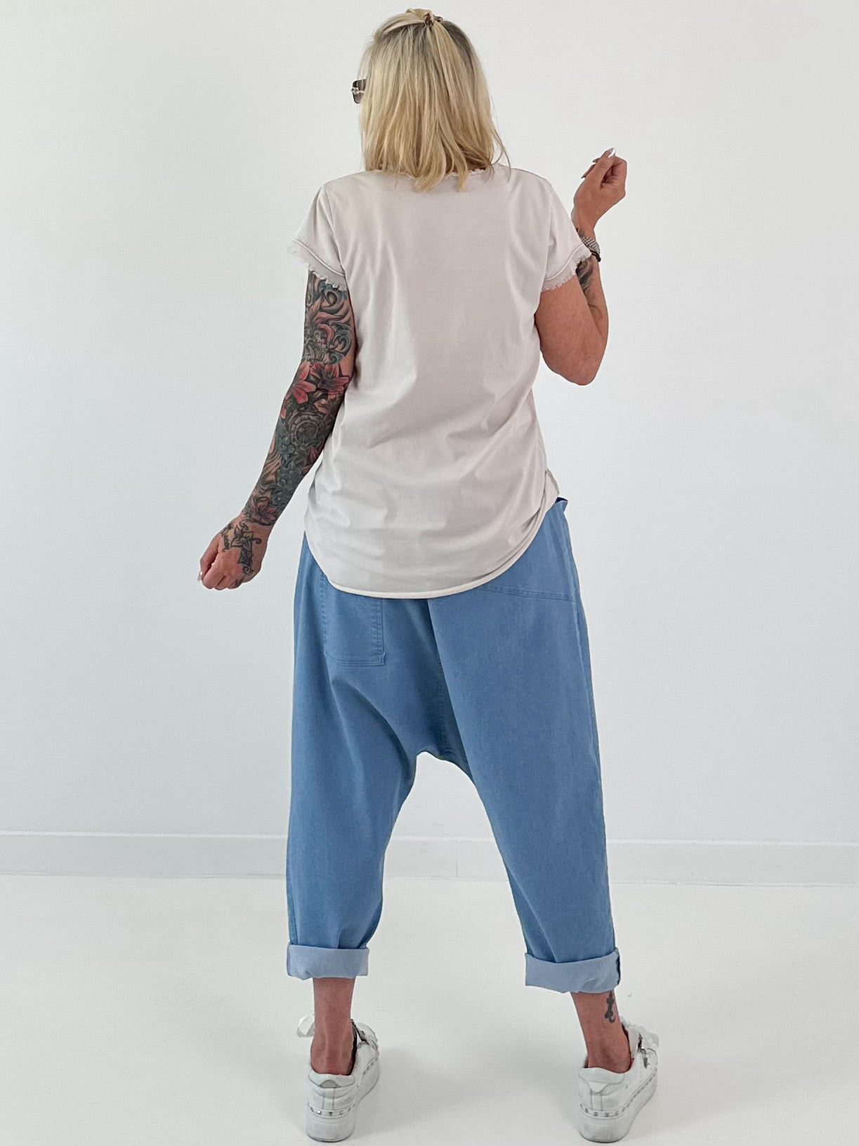 T-Shirt mit fransigen Abschlüssen- beige