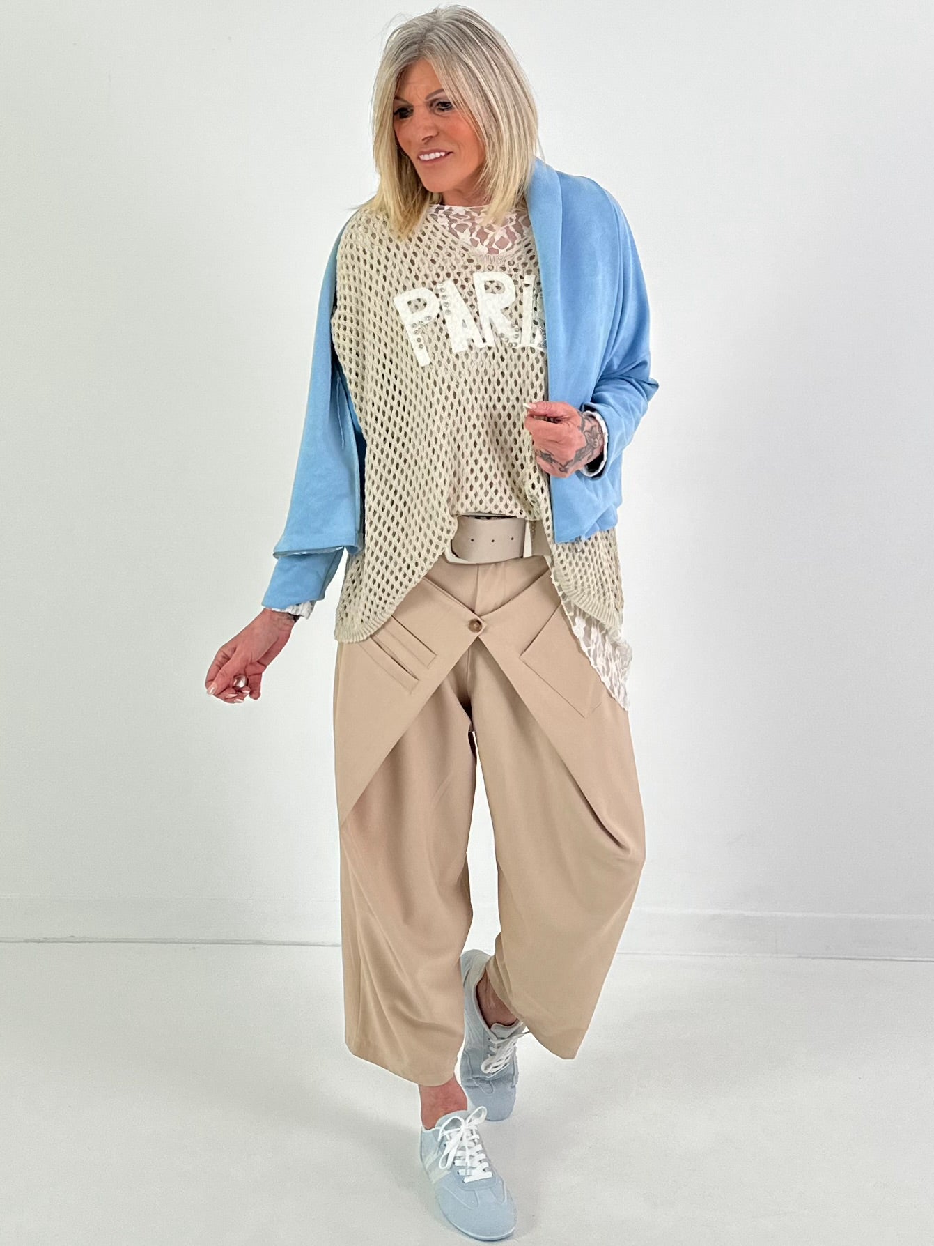 Kurze Jacke in Wildlederoptik - hellblau