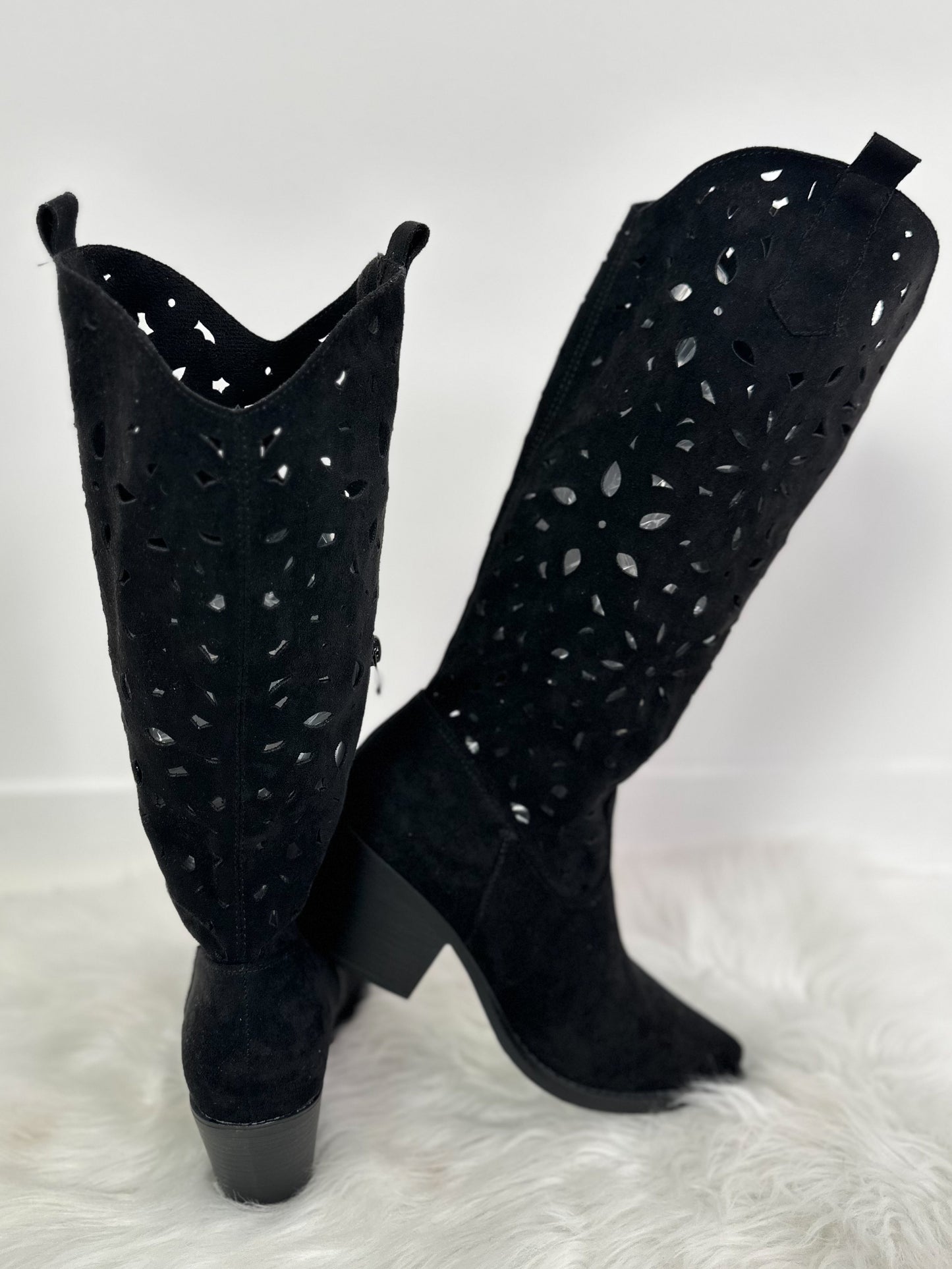 Boots with cut-out - black