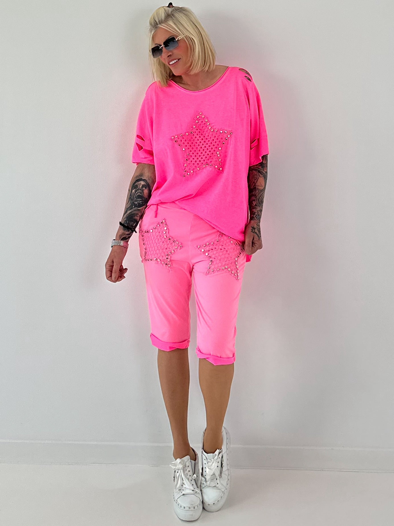 Sweat Short mit Häkelstern und Nieten - neonpink
