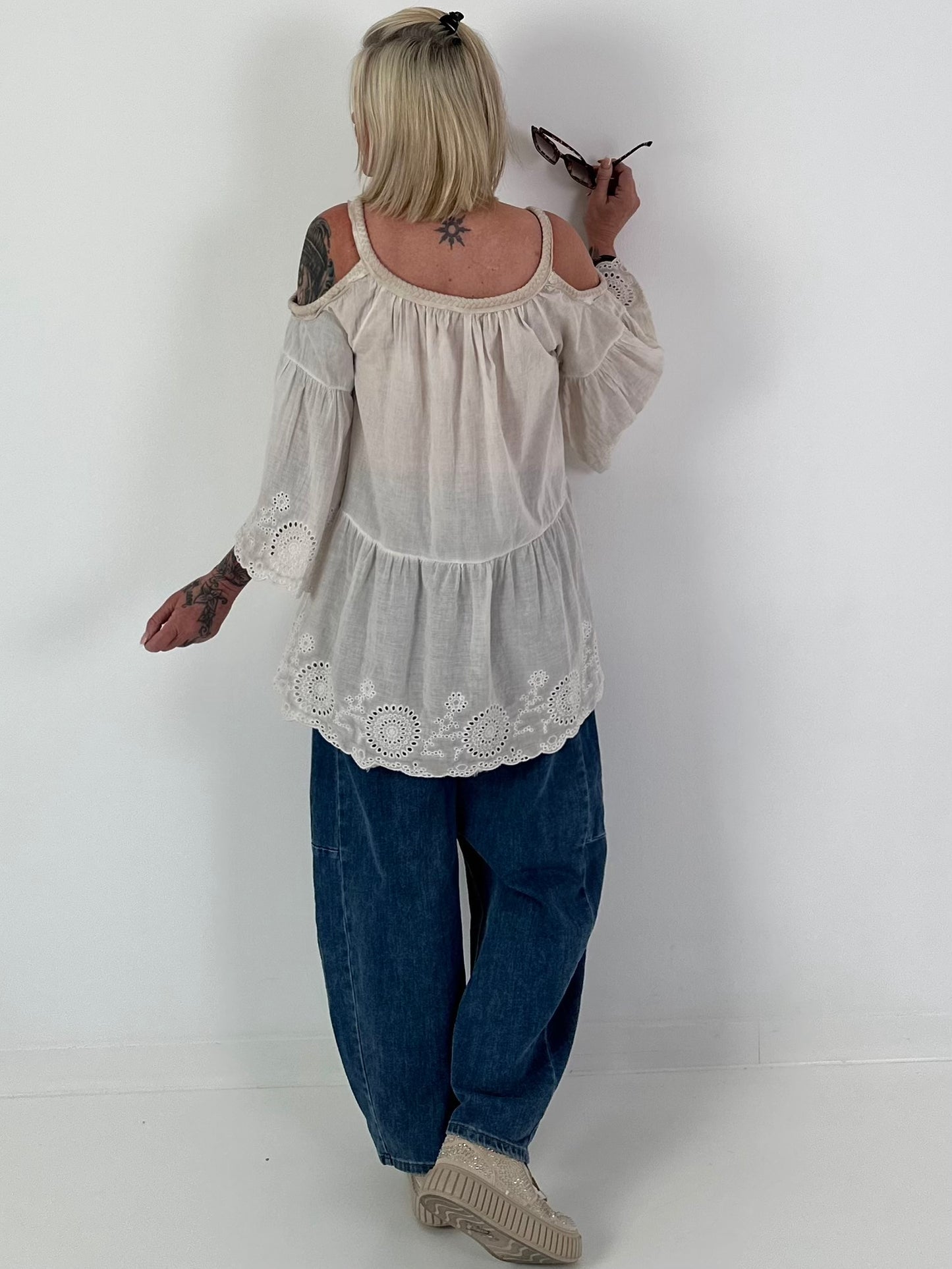 Tunika mit Lochstickerei und Off-Shoulder Cut-Outs - beige