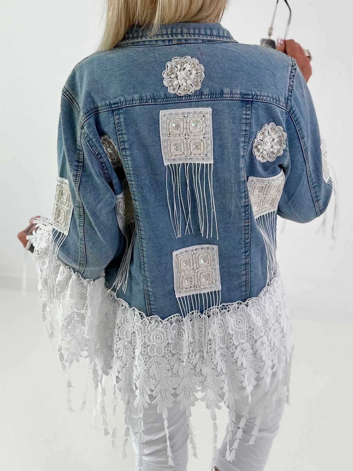 Boho Jeansjacke mit aufwendigen Details - hellblau-weiss