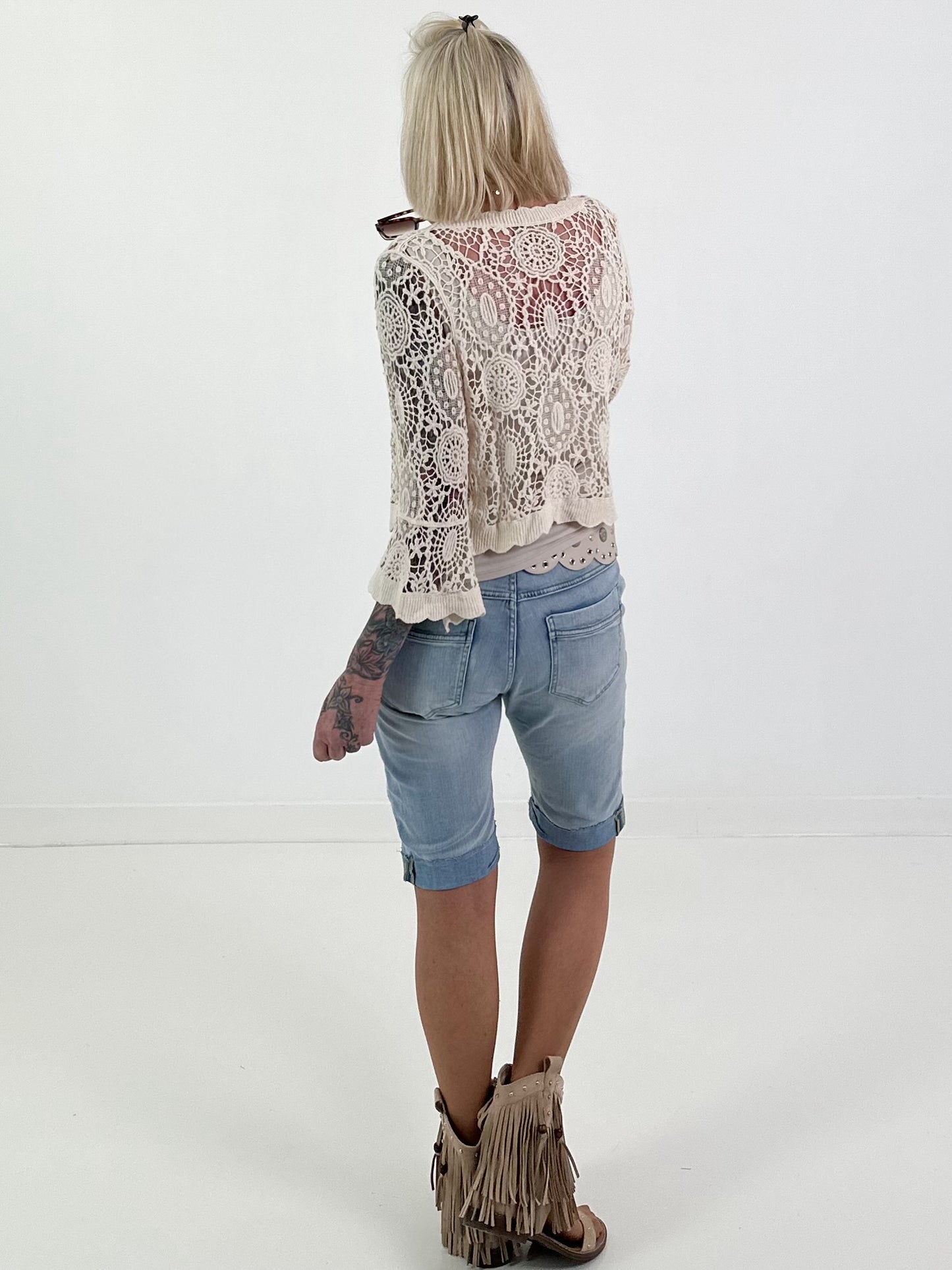 Kurze Häkeljacke mit ornamentalen Muster - beige