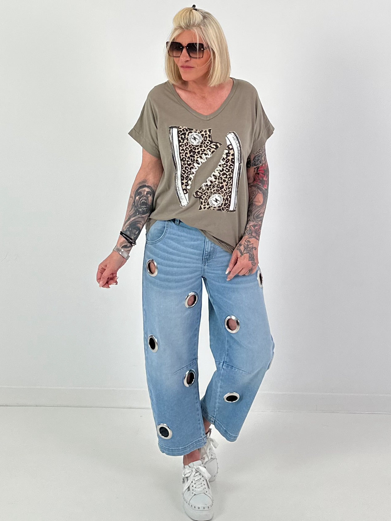 T-Shirt mit Leo Schuhprint - taupe