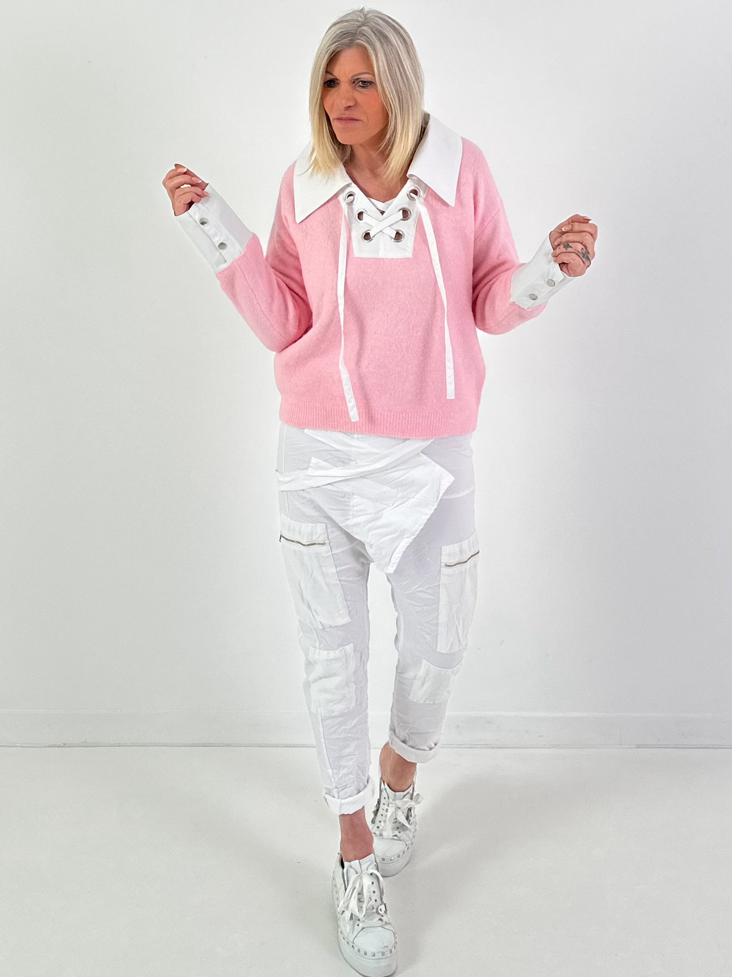 Pullover Modell "Laced Collar" - rosa