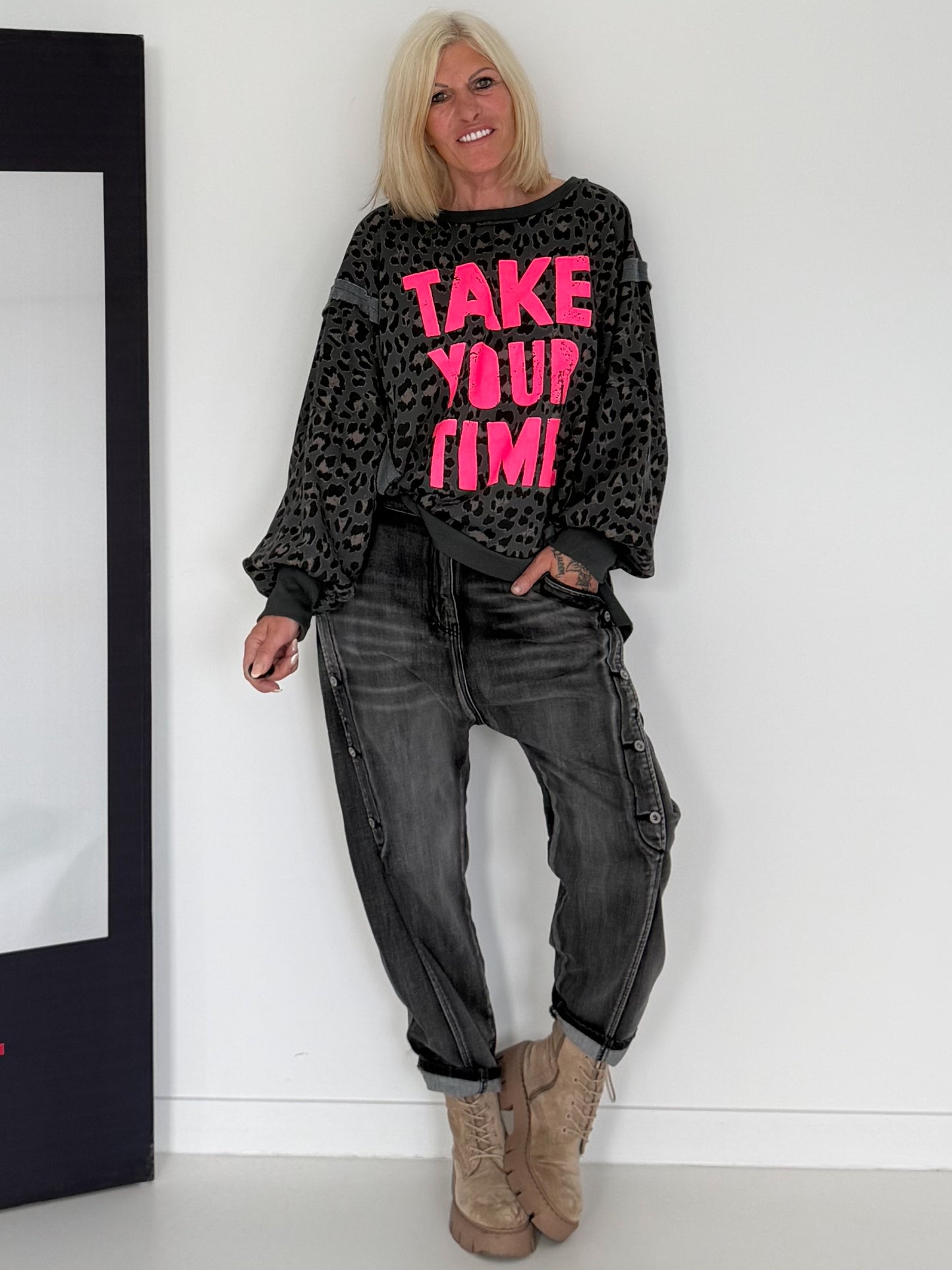 Oversized Sweater im Leoprint mit Schriftzug - anthrazit