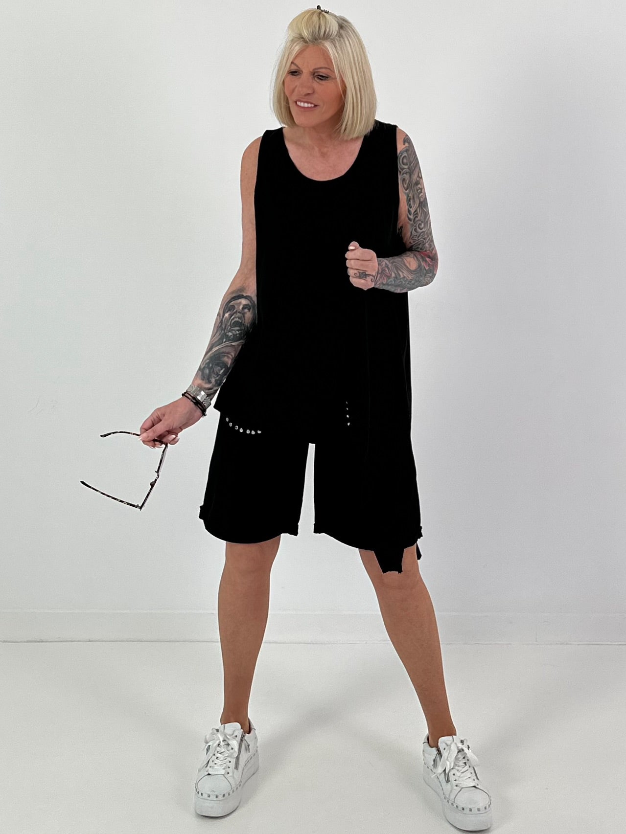 Top with cut-out and asymmetrical hem - black