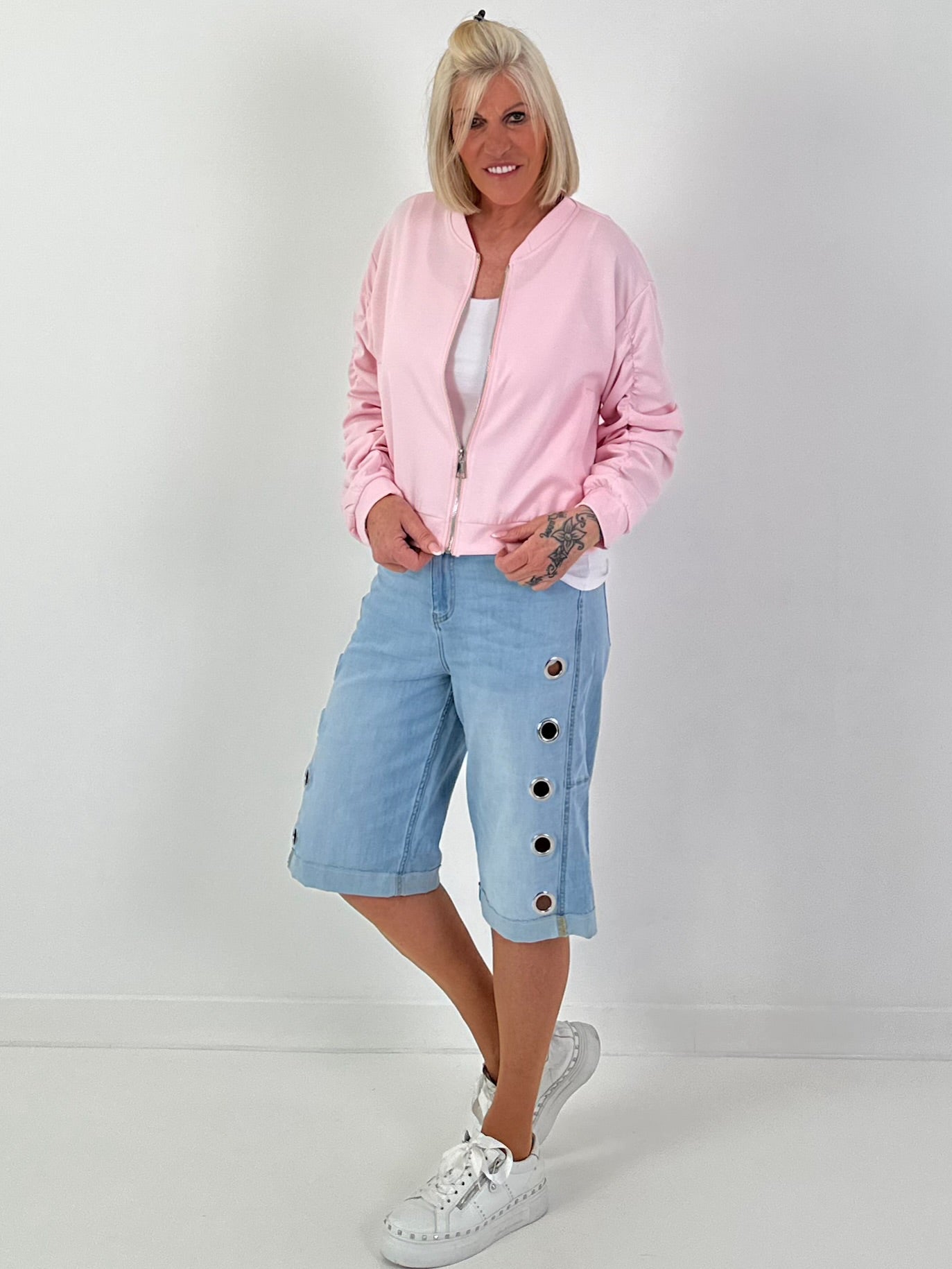Jeansshort mit silbernen Ösen - denim