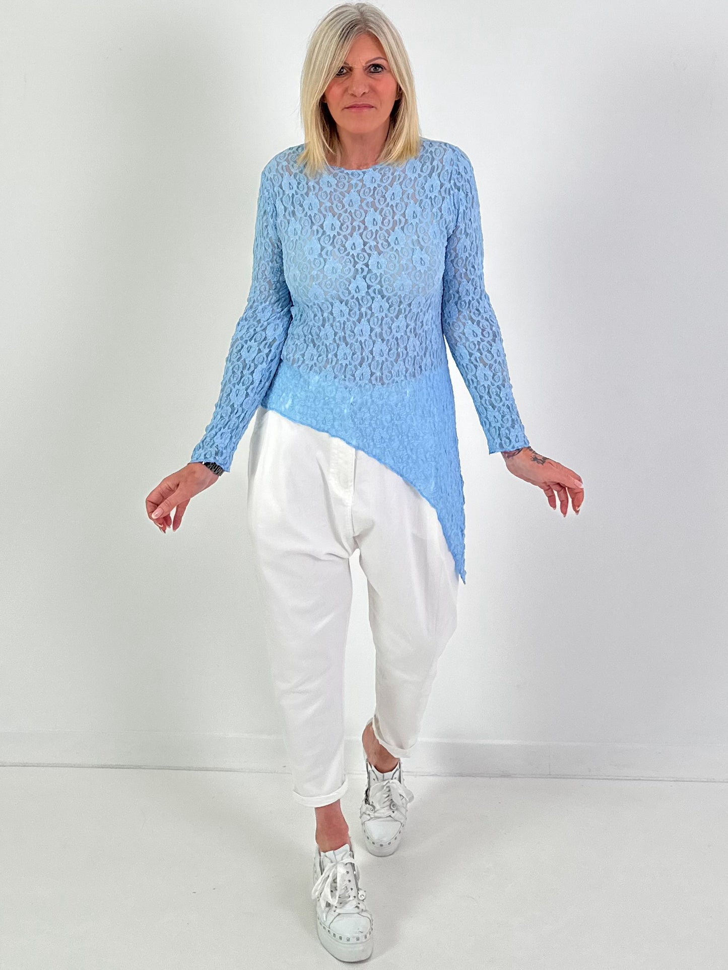 Asymmetrisches Shirt Modell "Lace Layer" - hellblau ( lieferbar ab ca. 11.12.25)
