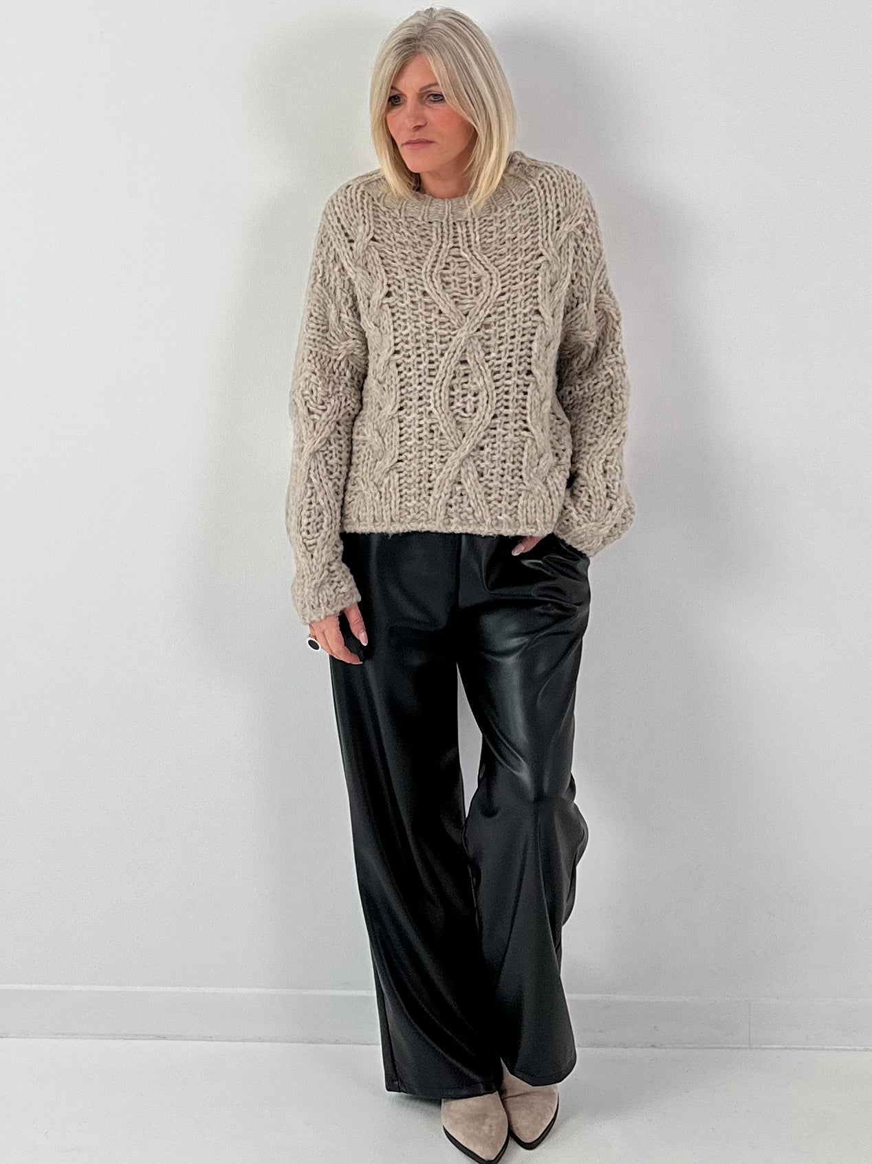 Broek in lederlook, model "Smooth Faux" - zwart