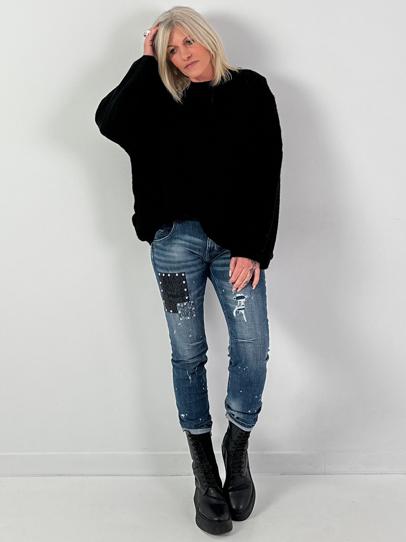 Sweater model "Twist Tale" - black