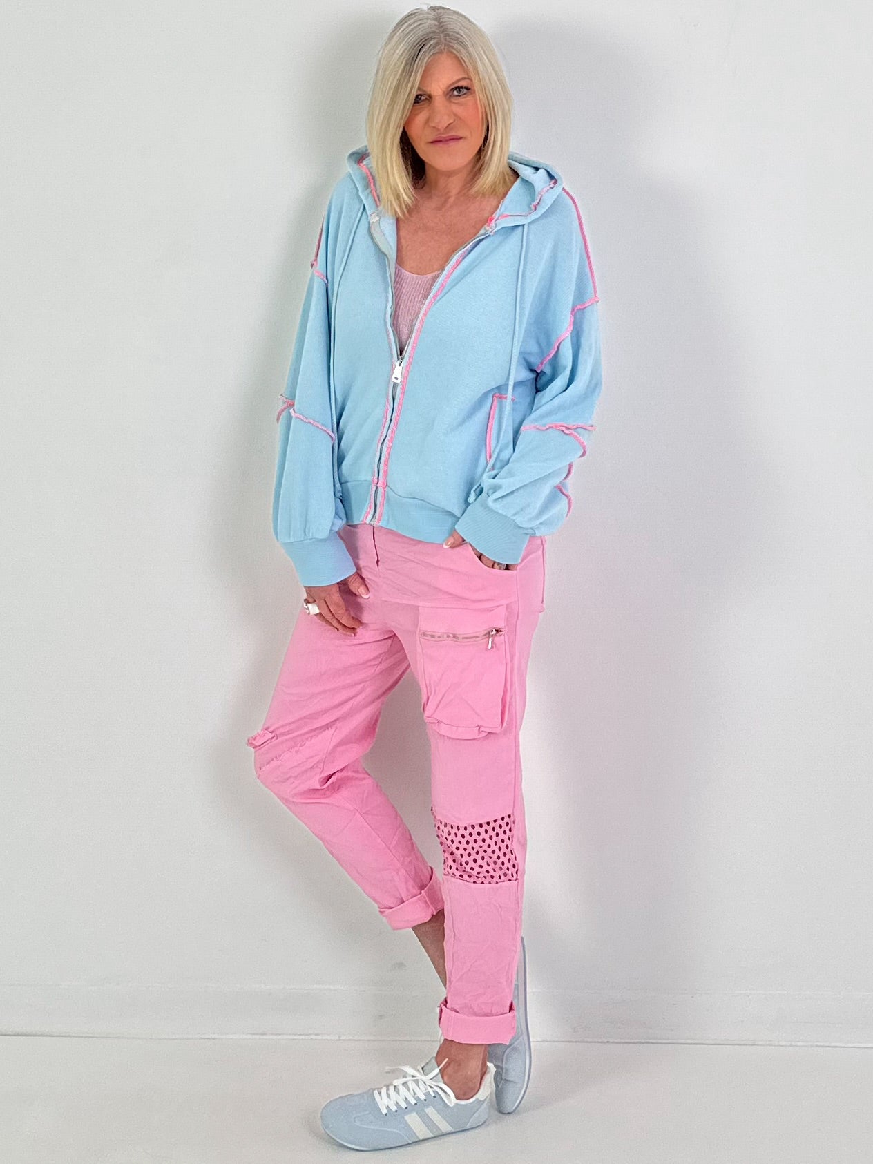 Sweatjacke mit Kontrastnähten - hellblau-pink