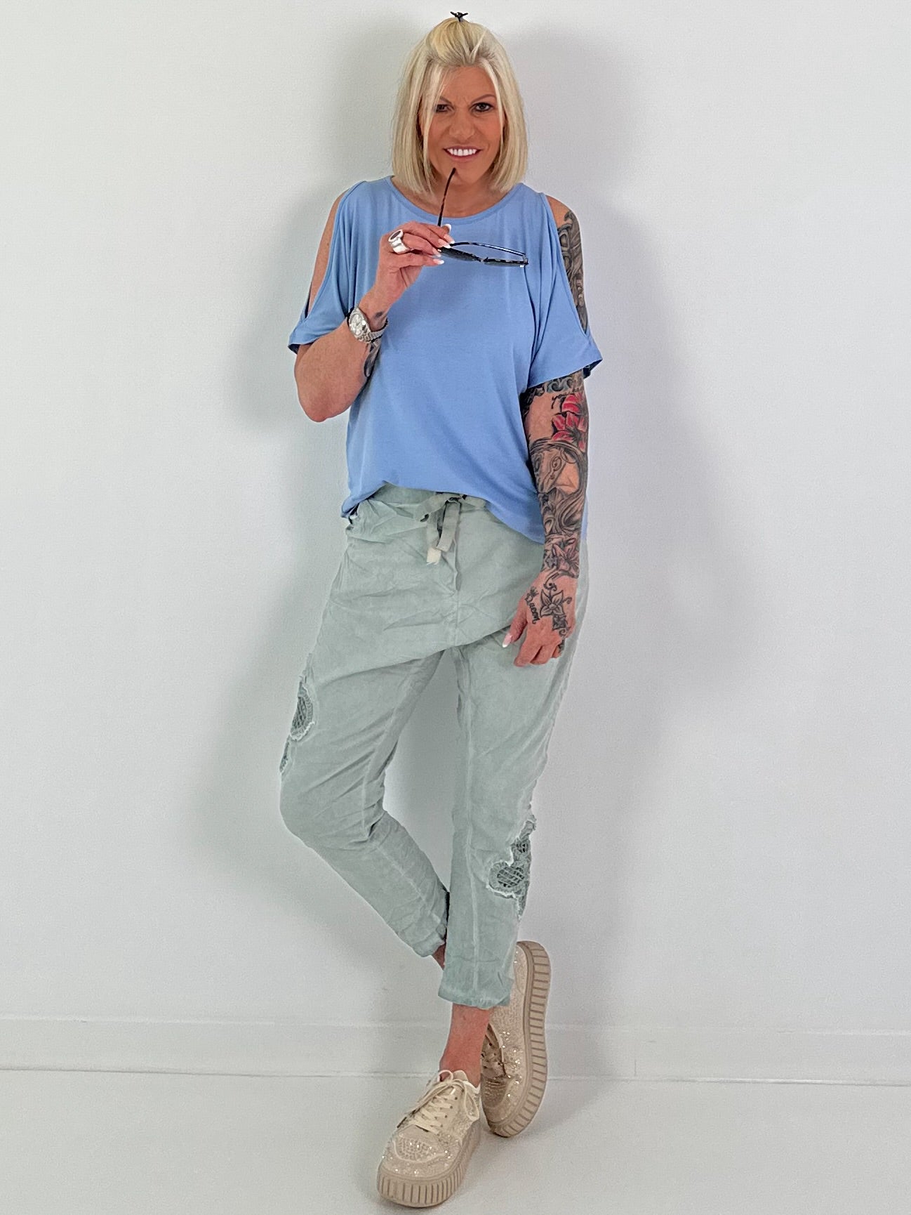 Baggy/Boyfriend broek met gehaakte bloemen aan de zijkant - kaki