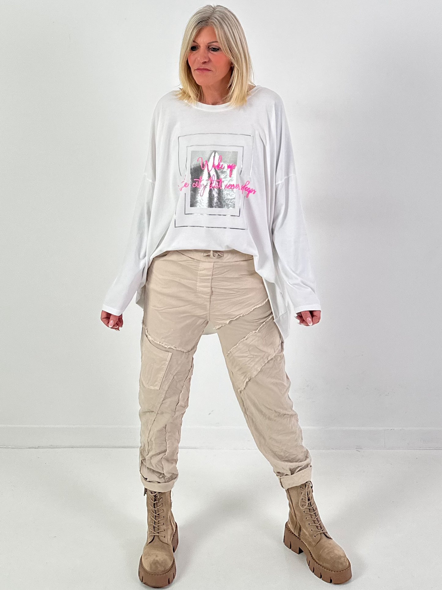 Oversized Shirt Modell "wake up in a City that never sleeps"weiss