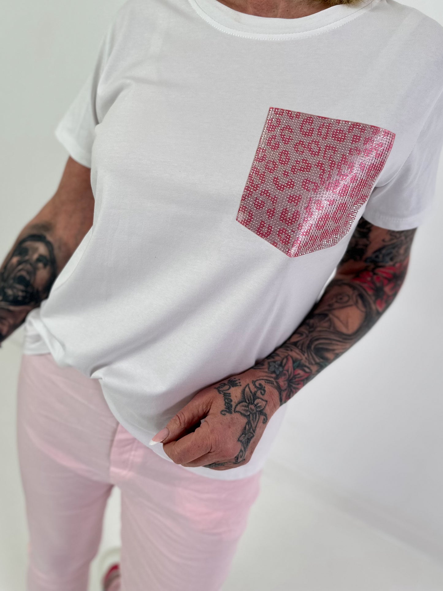 T-shirt with sequin leopard patch - white-pink