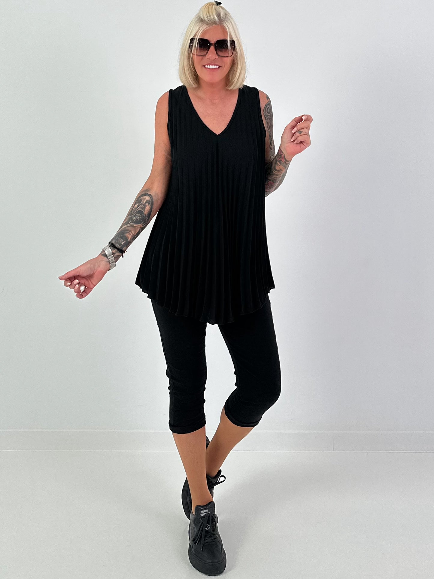 Capri Pants with Tie Waist - black