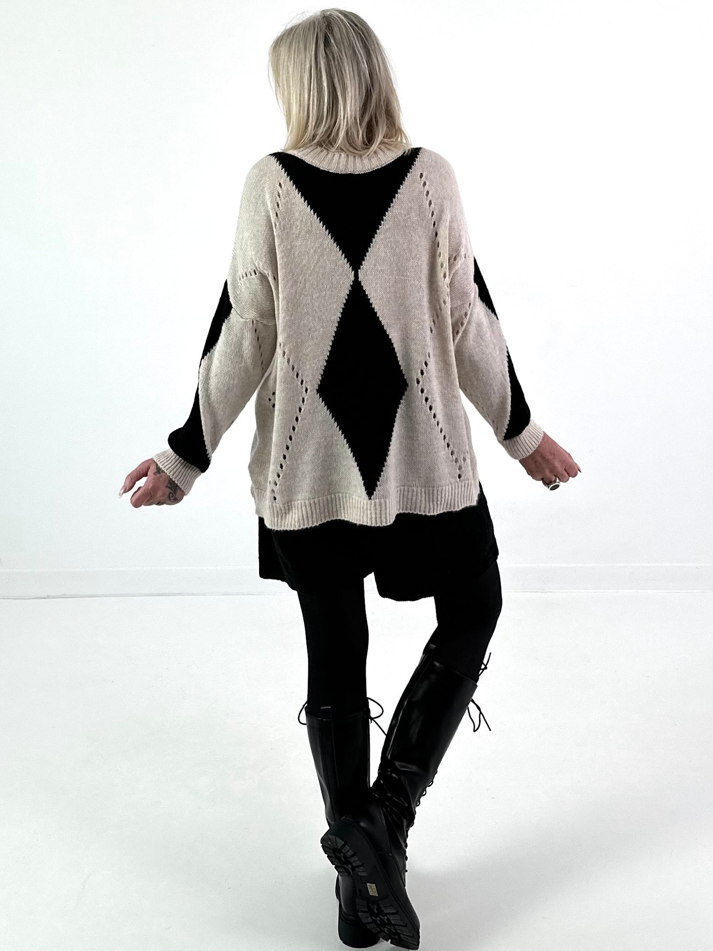 Sweater model "Geometric Glow" - beige-black