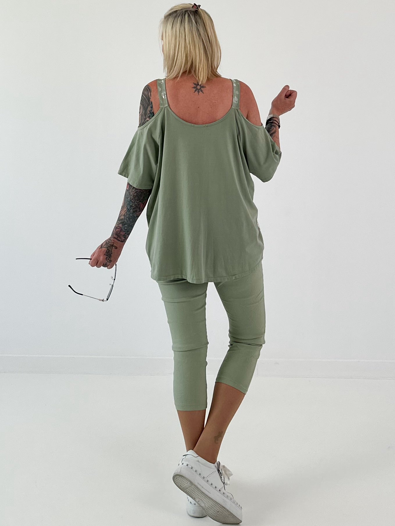 Shirt mit Cold Shoulder und Leo Strass - salbei