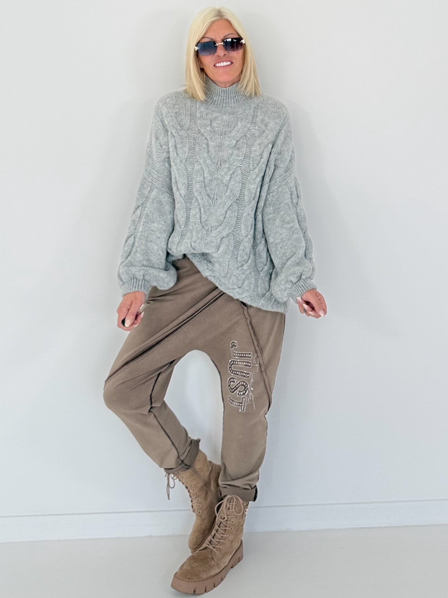 Kuschliger Strickpullover mit Zopfmuster - grau
