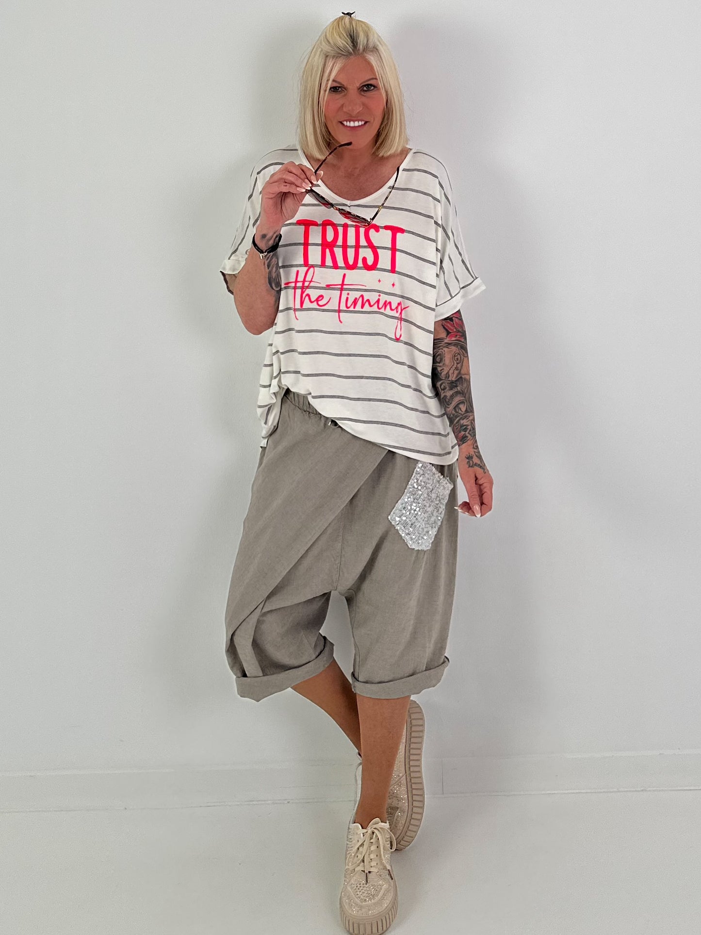 Kurze Leinen Baggy mit Überwurf und Paillettendetails - taupe
