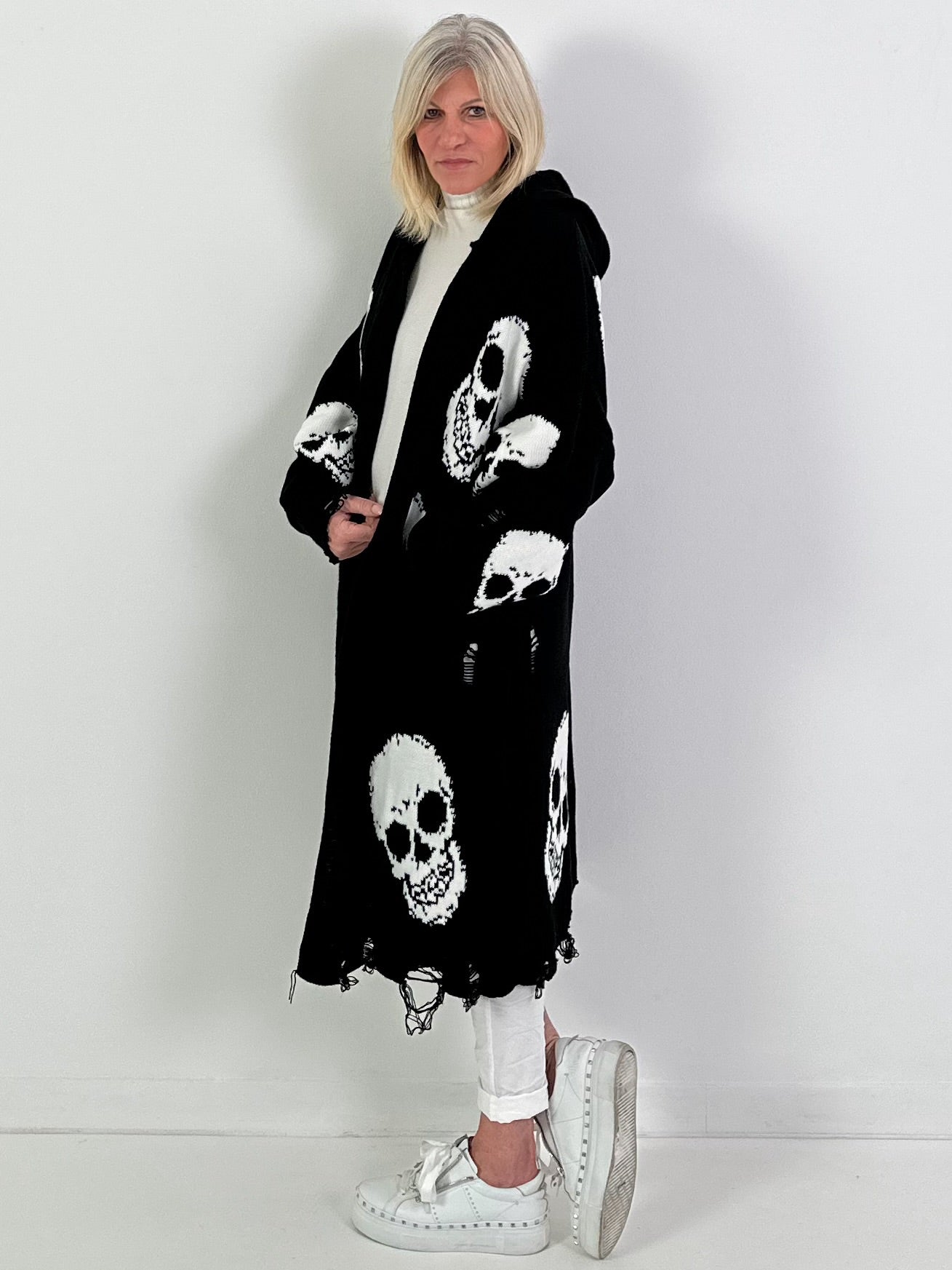 Oversized Strickmantel mit Kapuze Modell "Skull" - schwarz-weiss ( lieferbar ab ca. 13.12.25)