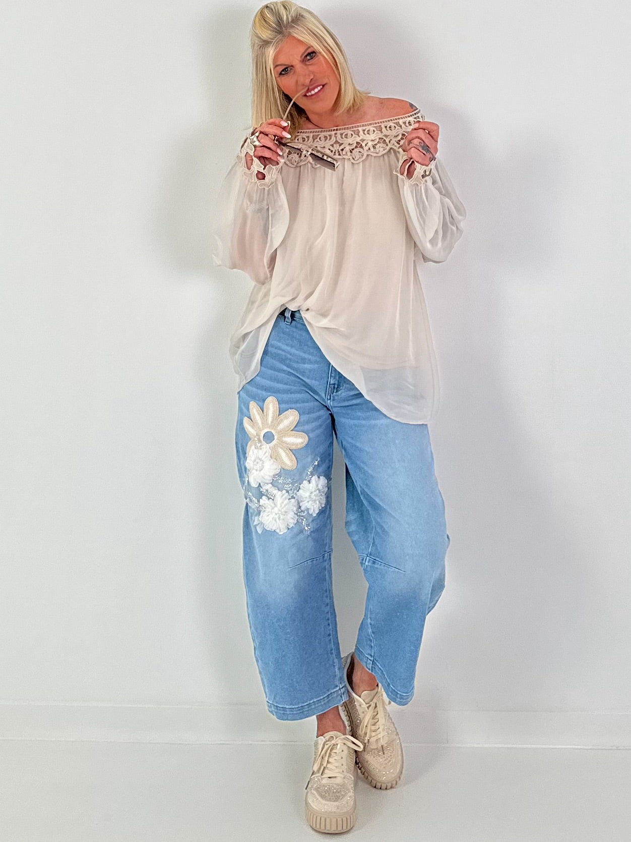 Bottle jeans with floral appliqués - denim