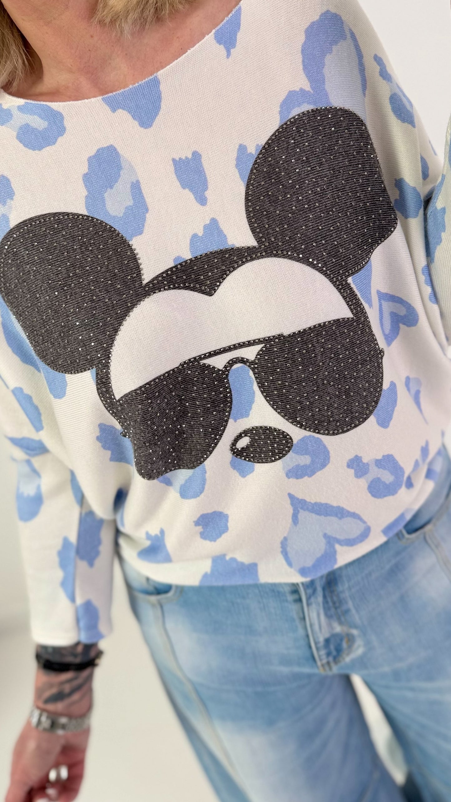 Lightweight sweater with all-over print - light blue and white