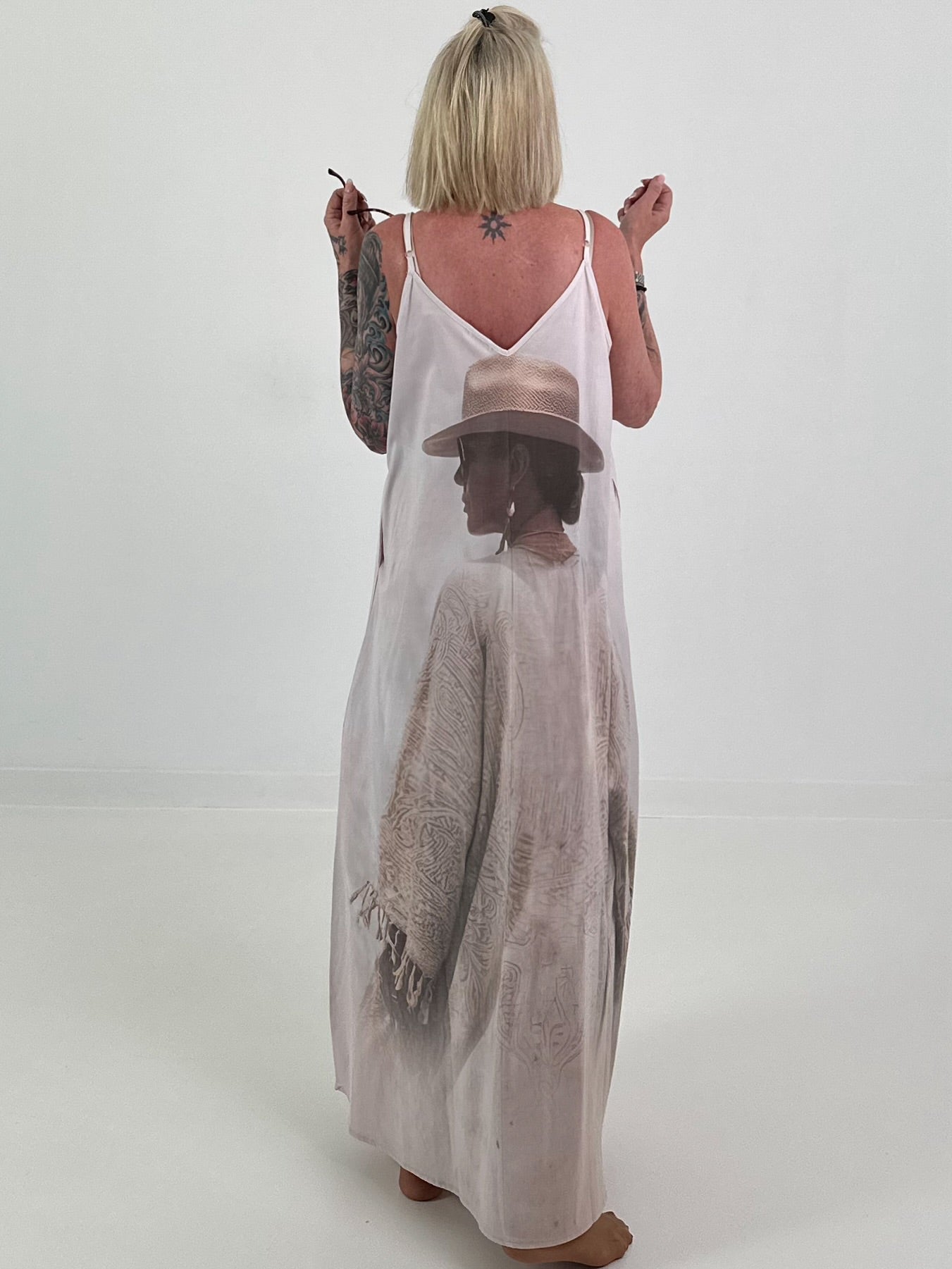 Long dress with a printed design and side pockets - beige-multicoloured