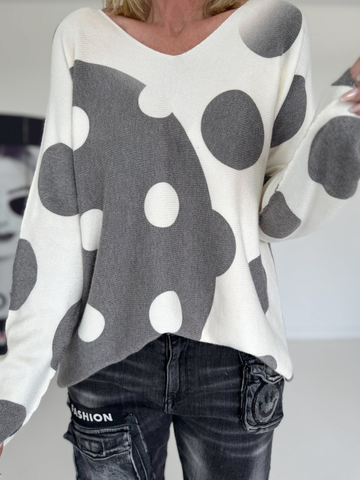 Pullover mit V-Ausschnitt und Art-Print - ecru-anthrazit