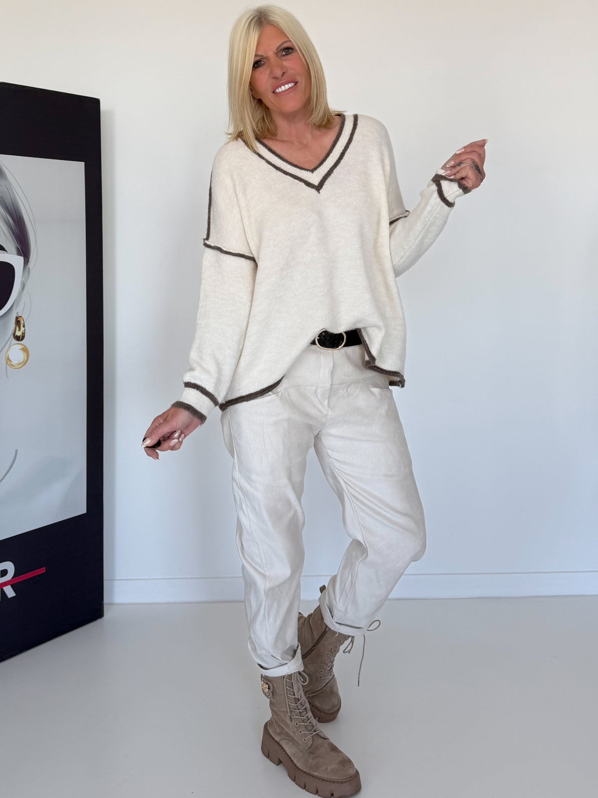Kuscheliger Pullover mit V-Ausschnitt - ecru-chocolate