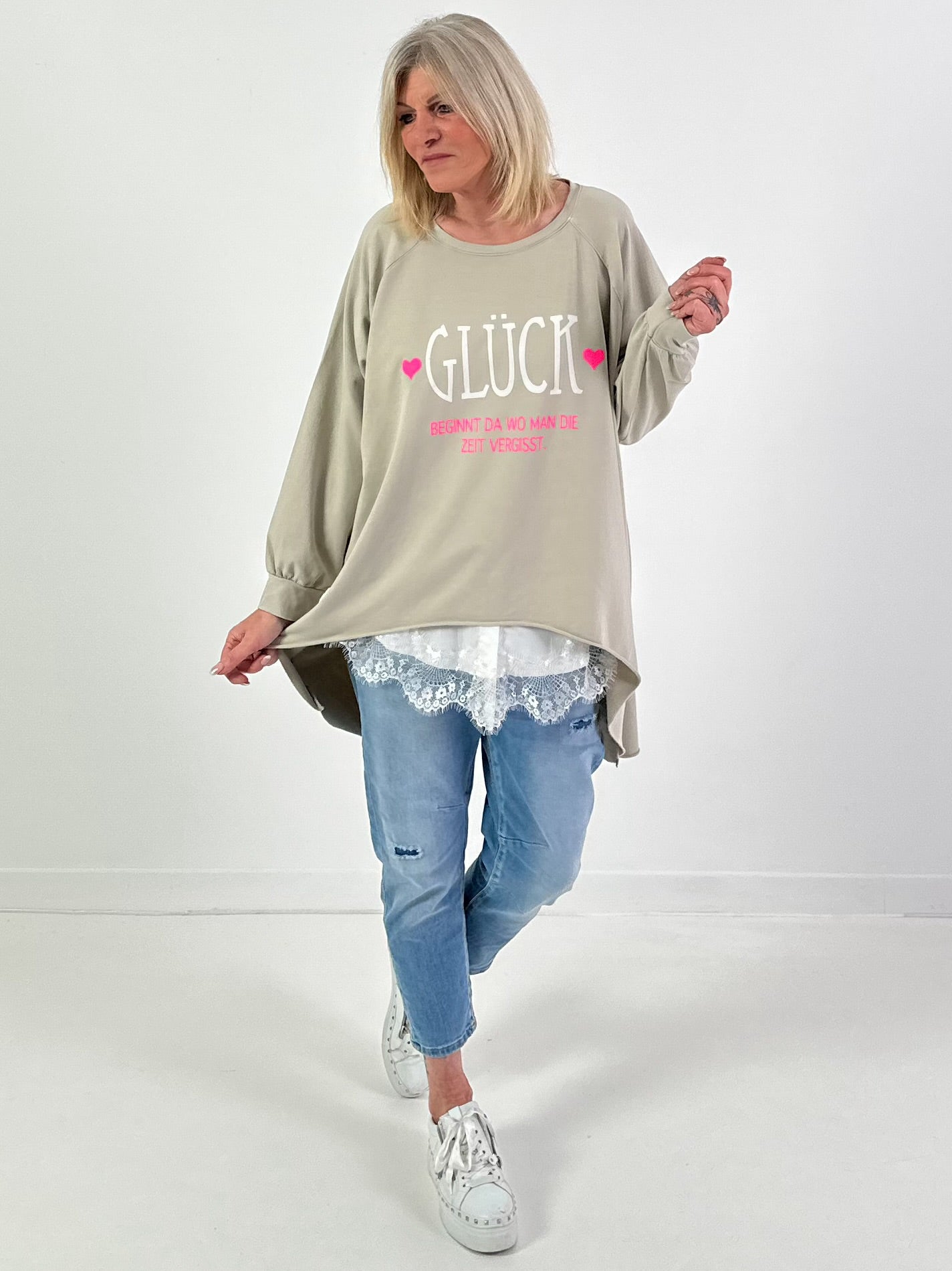 Oversized stonewashed Sweatshirt Modell "Glück..." - beige