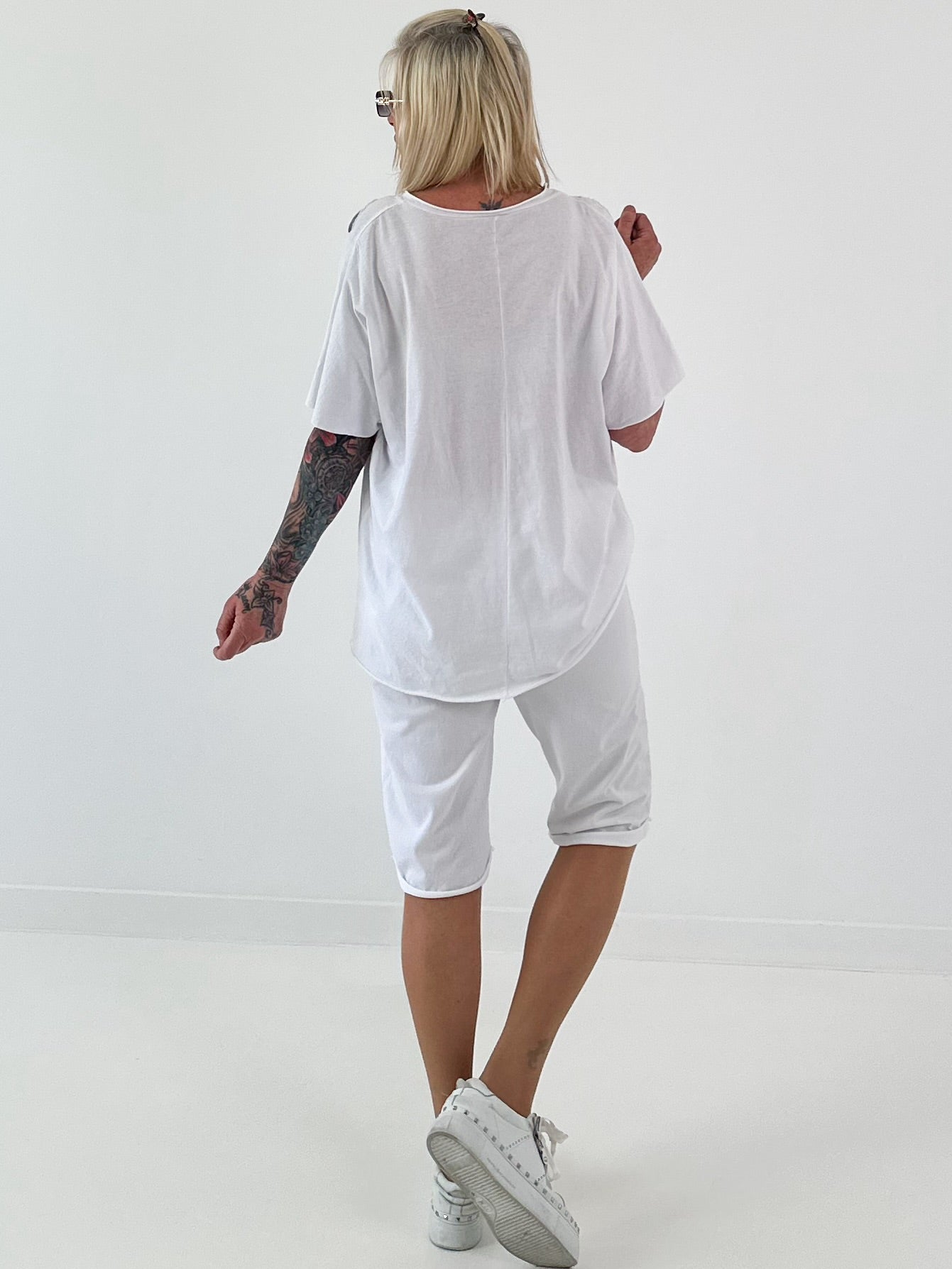 T-Shirt mit Häkelstern-Nieten-Cut-Outs - weiss