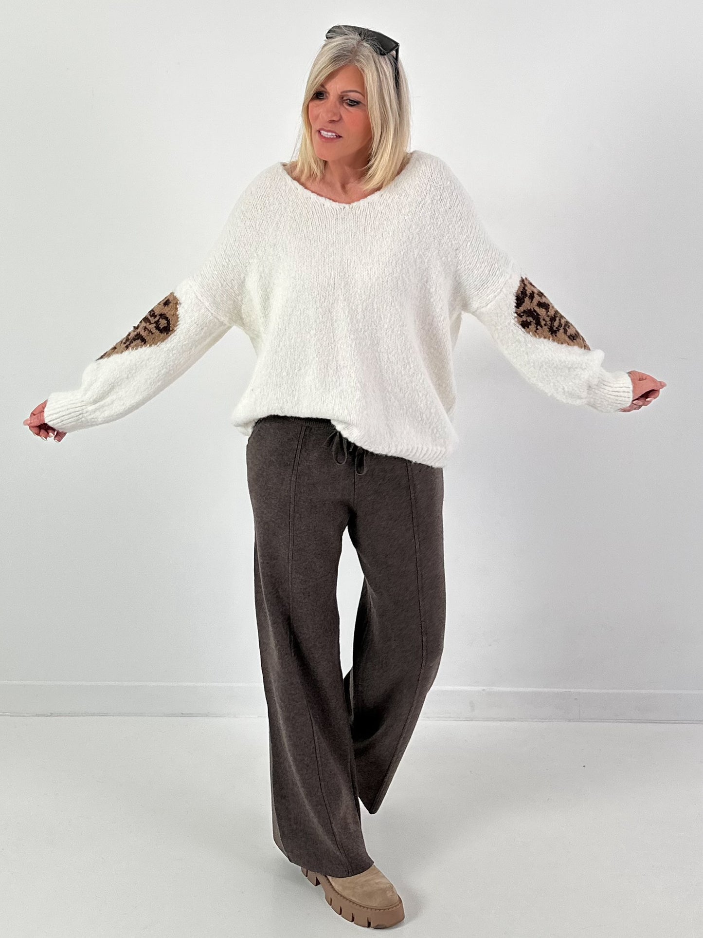 V-hals gebreide trui model "Leo Love" - ecru