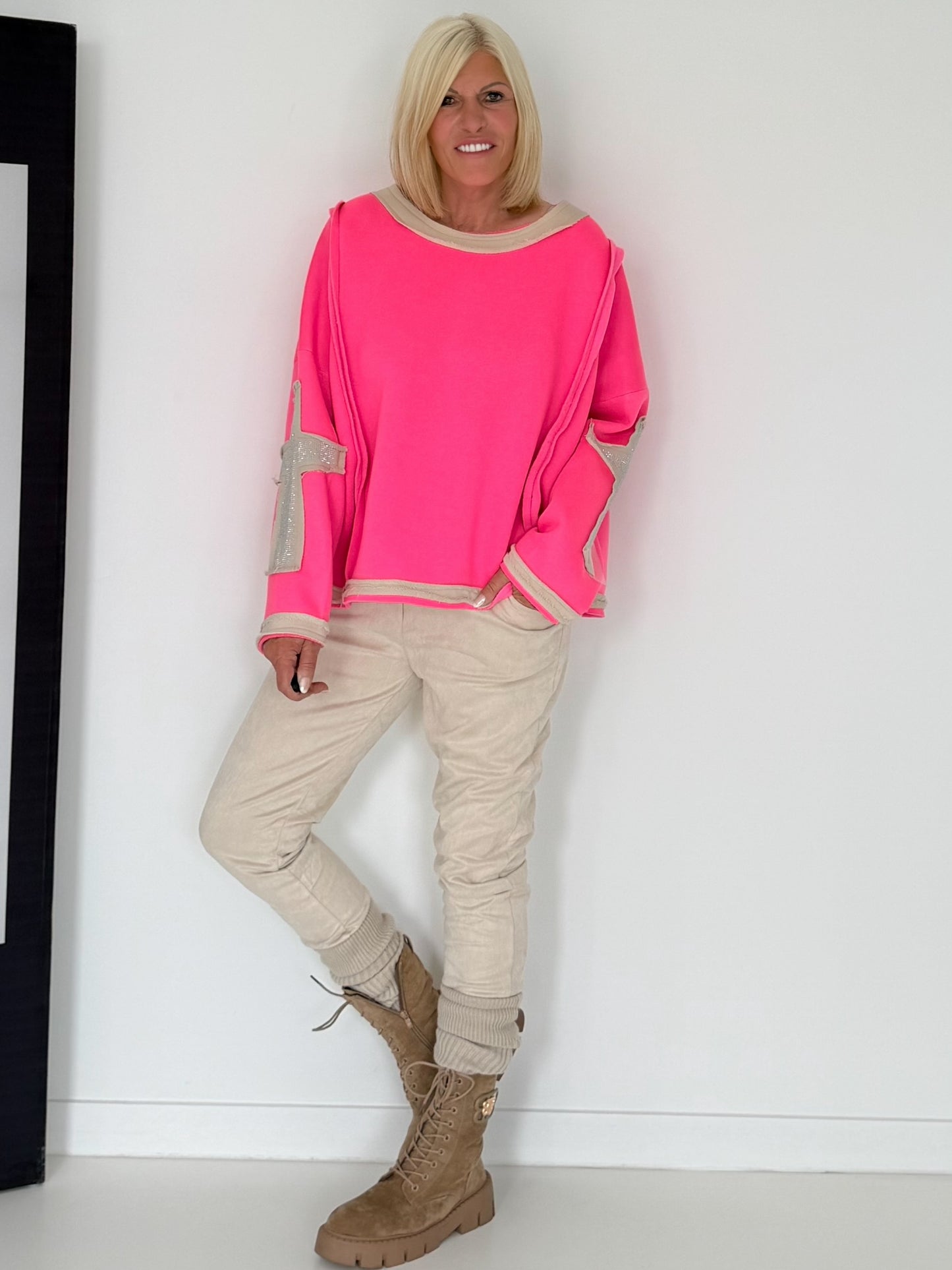 Oversized Sweater mit Strasskreuz - neonpink-beige