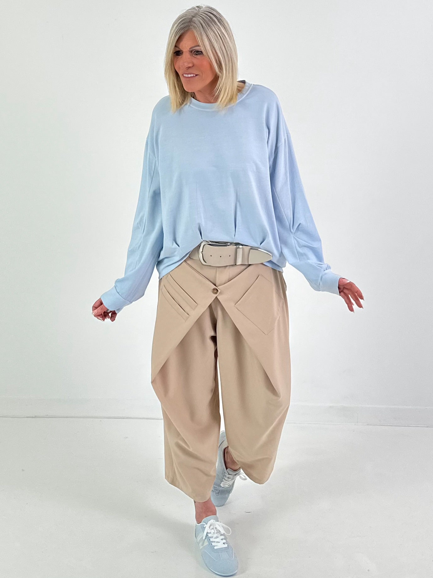 Sweater mit eingelegten Falten - hellblau