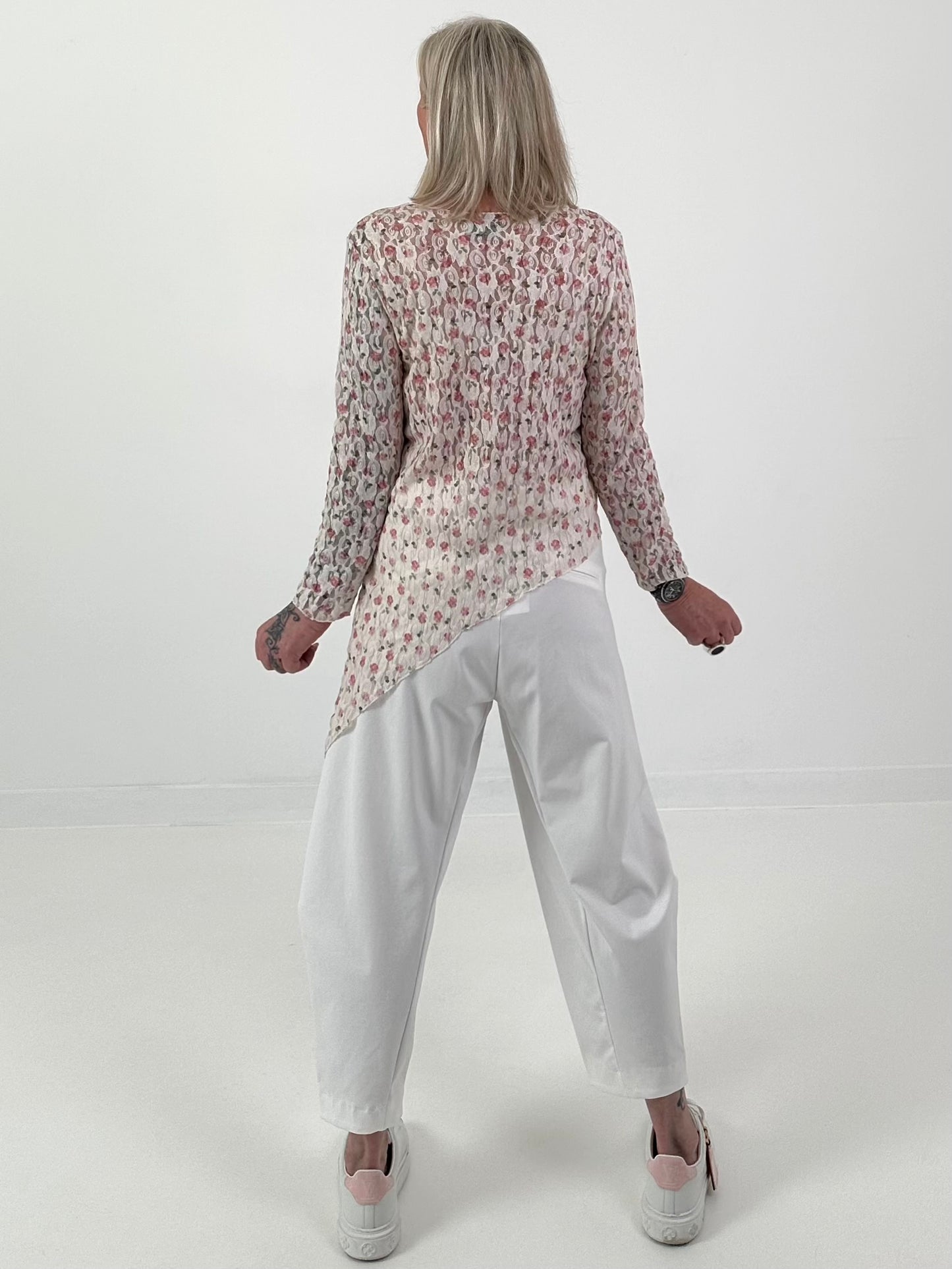 asymmetrisches Spitzenshirt mit Blumen - creme-rosa