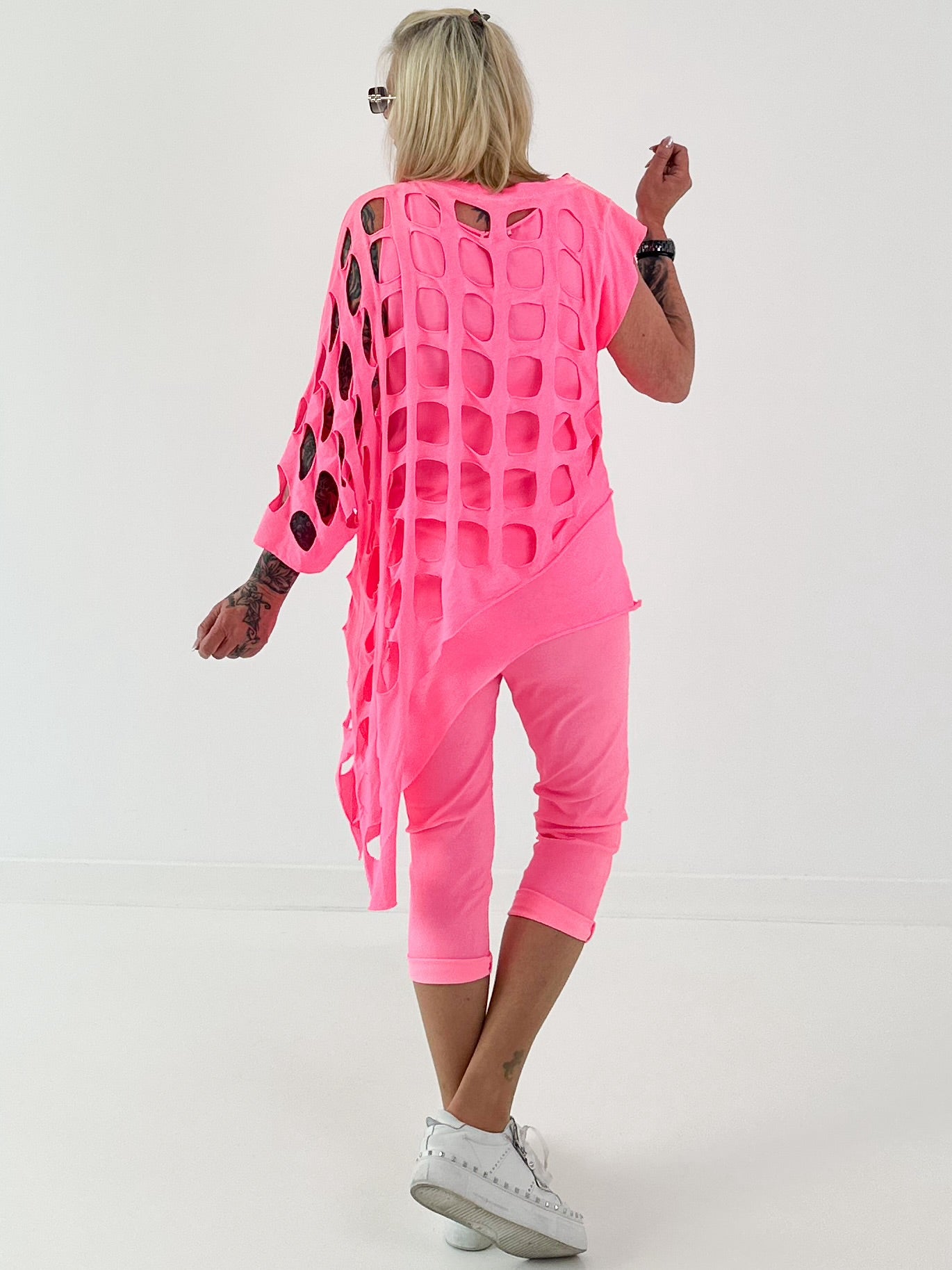 Shirt mit All-Over Cut-Outs und Ösen - neonpink