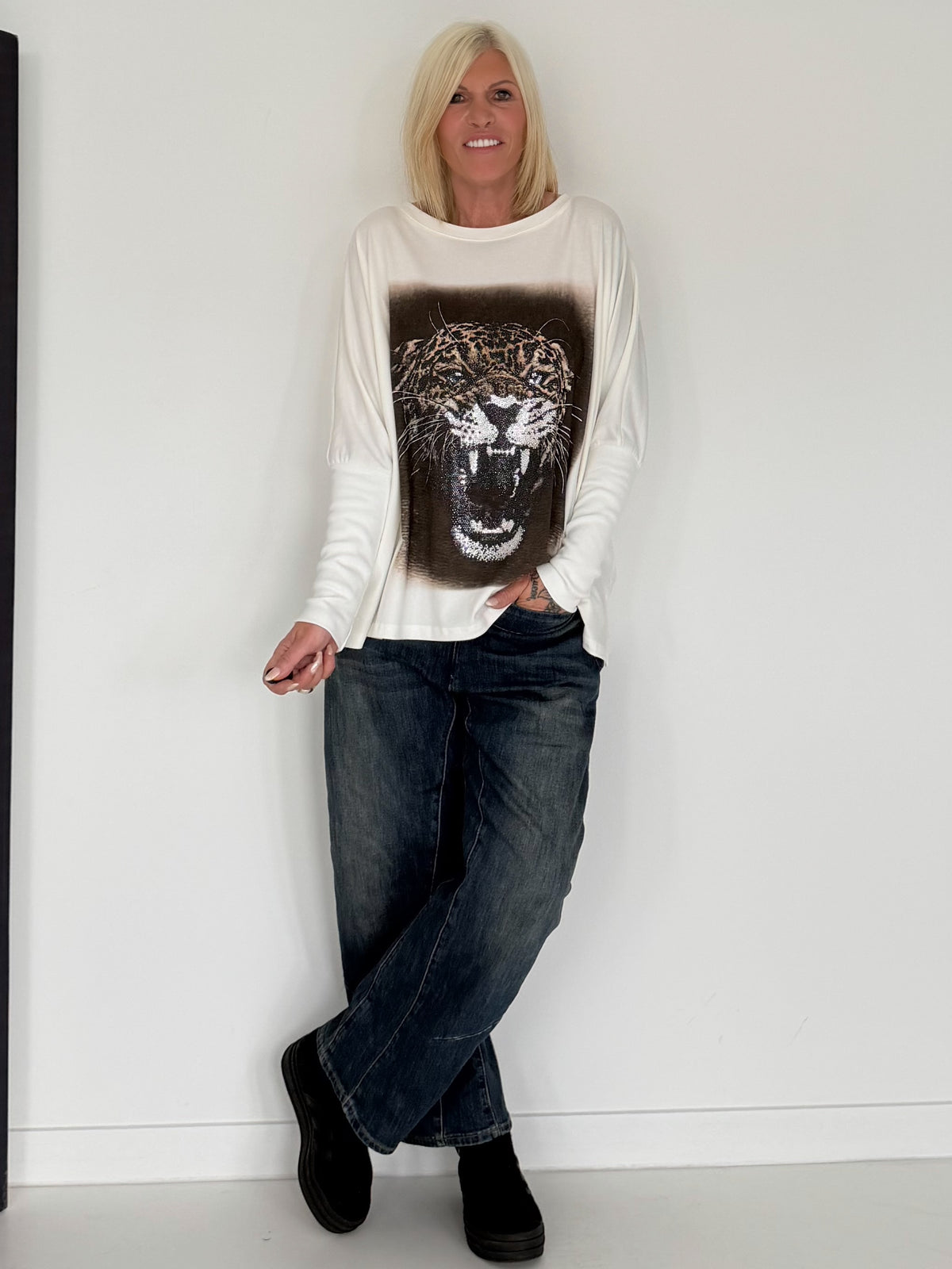 Sweater mit Stulpenärmeln und Strassmotiv Leopard - ecru