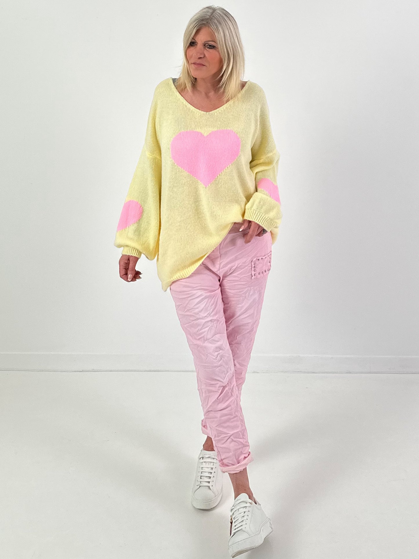 Oversized Pullover Modell "Heart Flair" - gelb