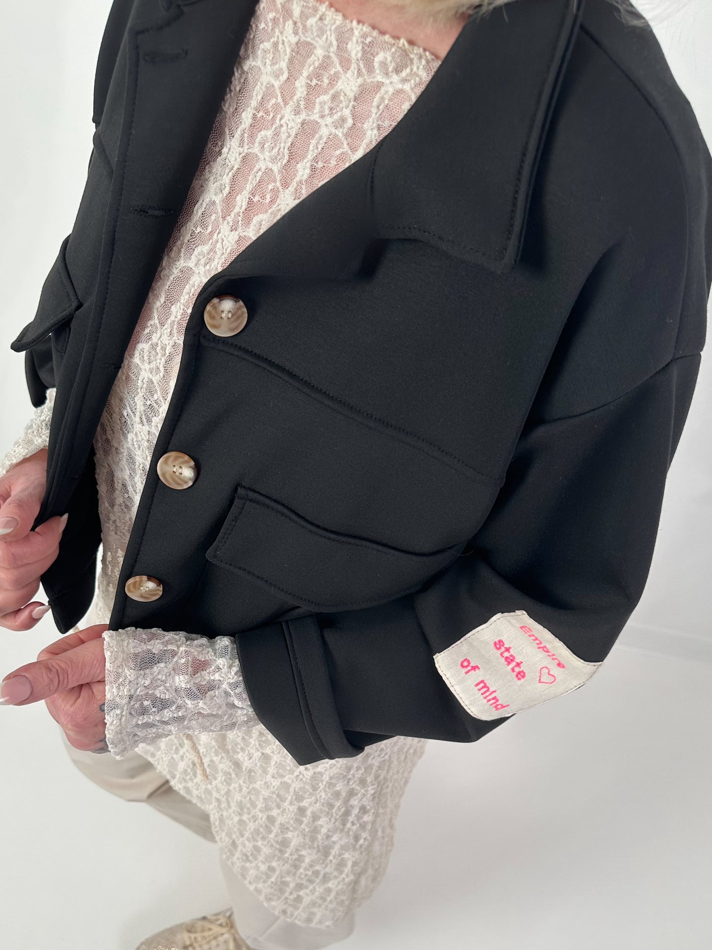 Kurze Jacke mit Knopfleiste und Patch - schwarz