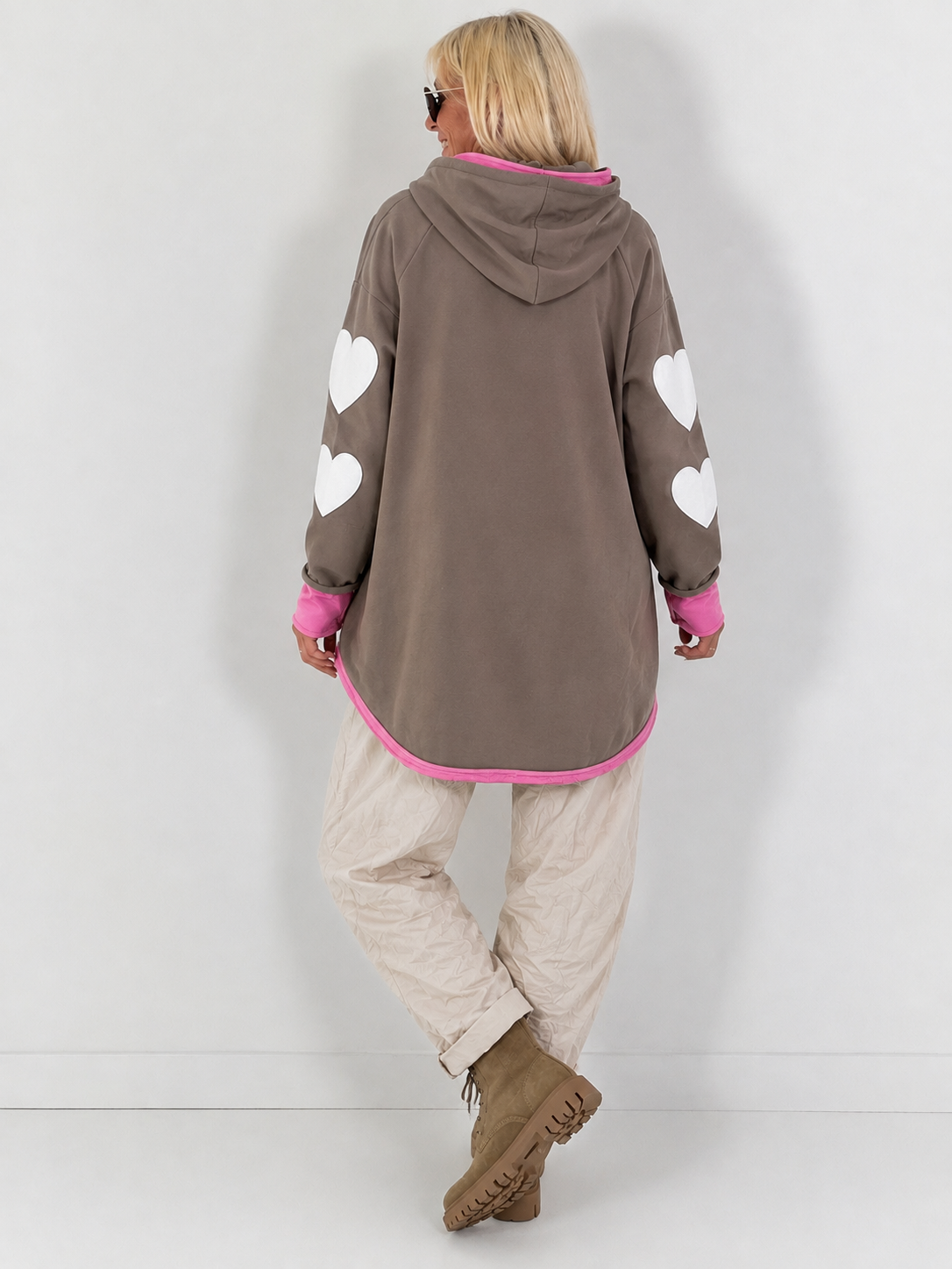 Lässiger Long Hoodie mit Daumenloch und trendigen Herzelemrnten - taupe