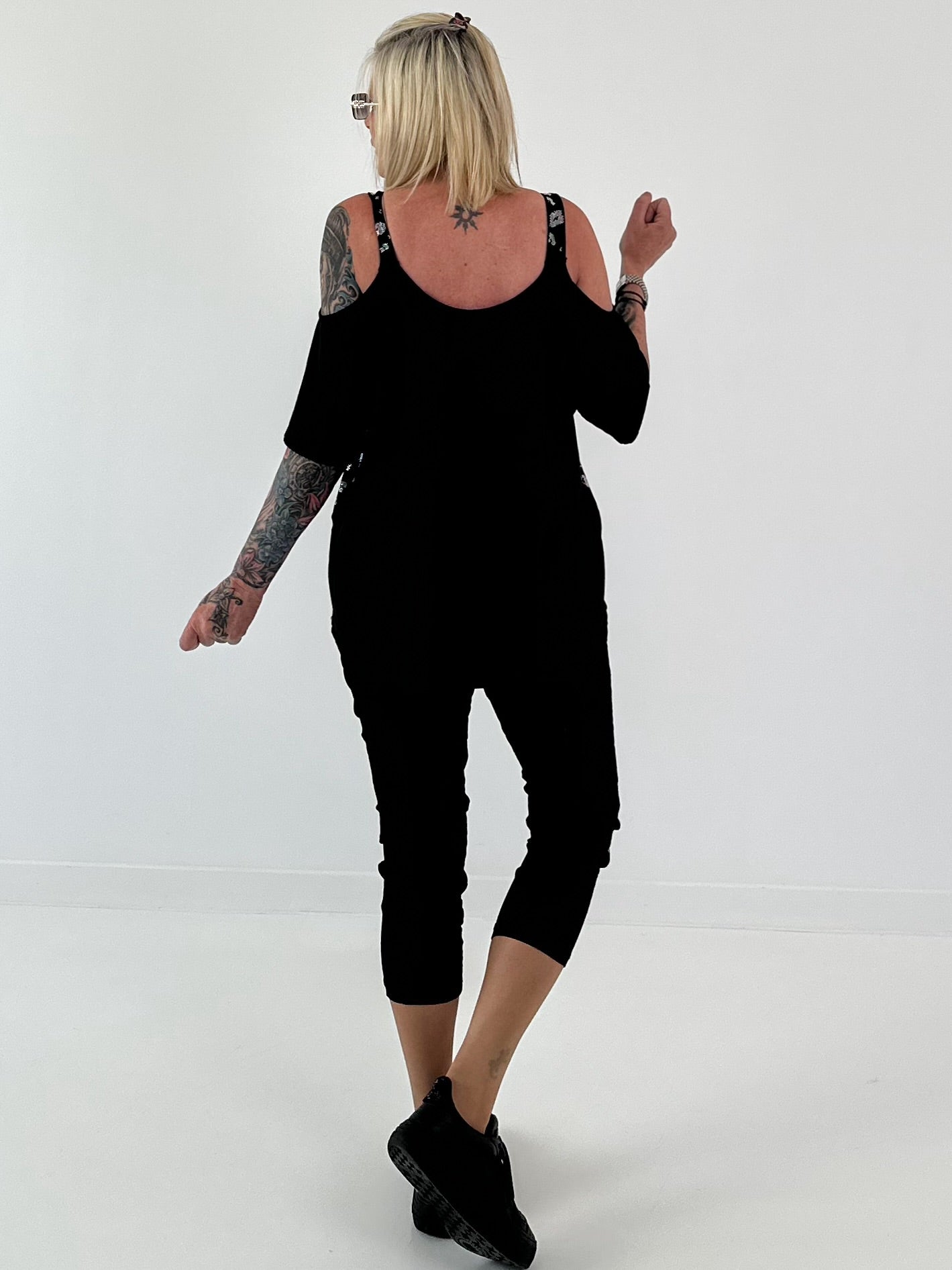 Shirt mit Cold Shoulder und Leo Strass - schwarz