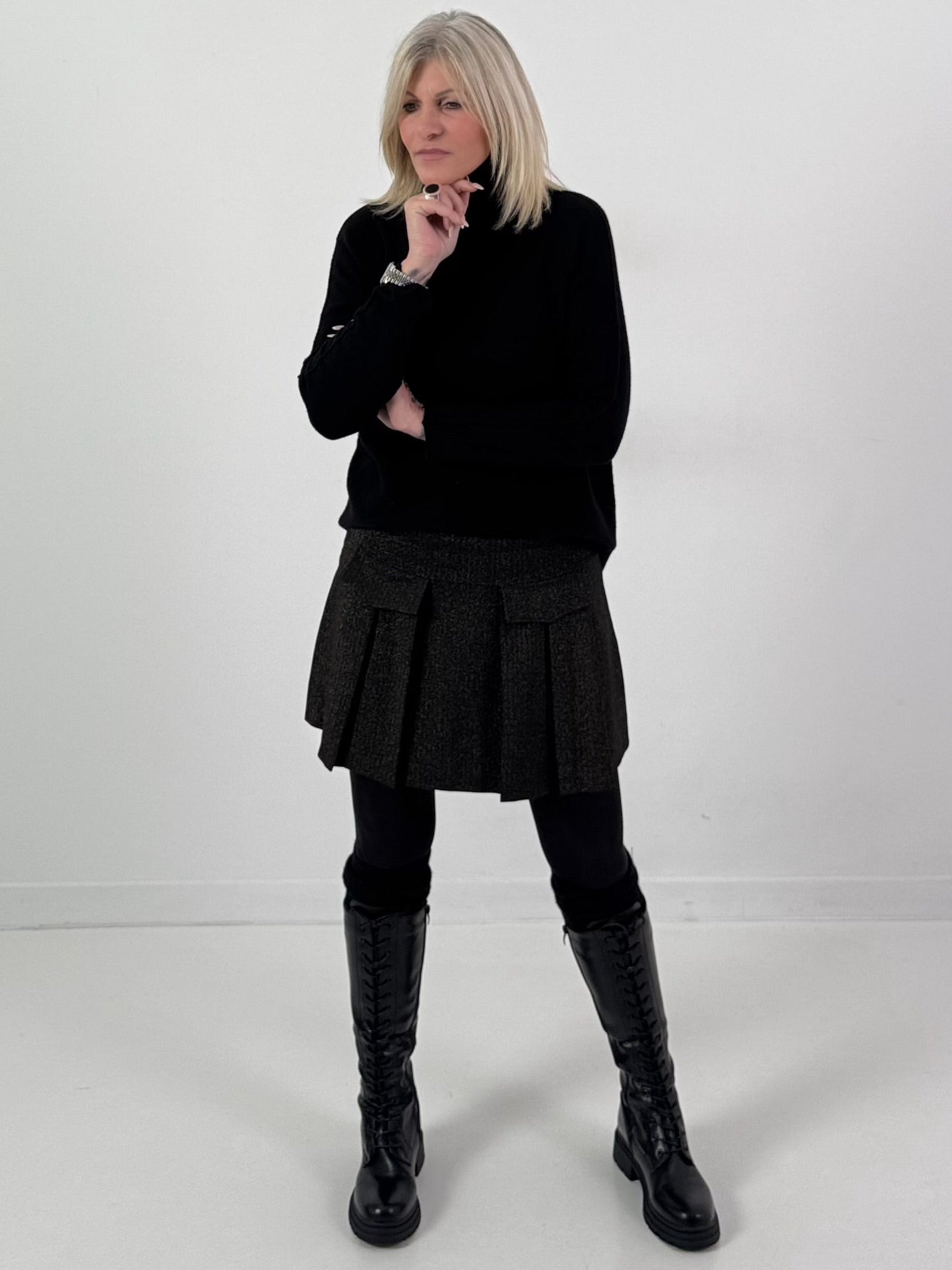 Rock model "Golden Pleats" - black-gold