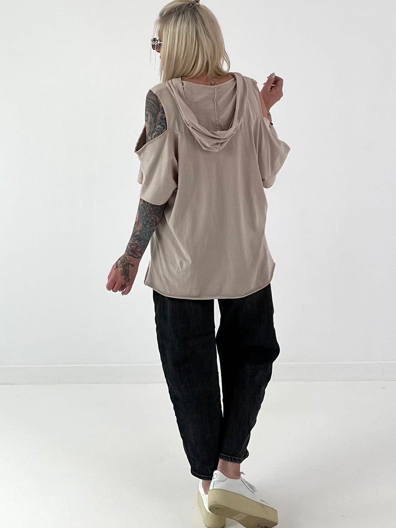 Hoodie Shirt mit Cut Out Shoulder - beige