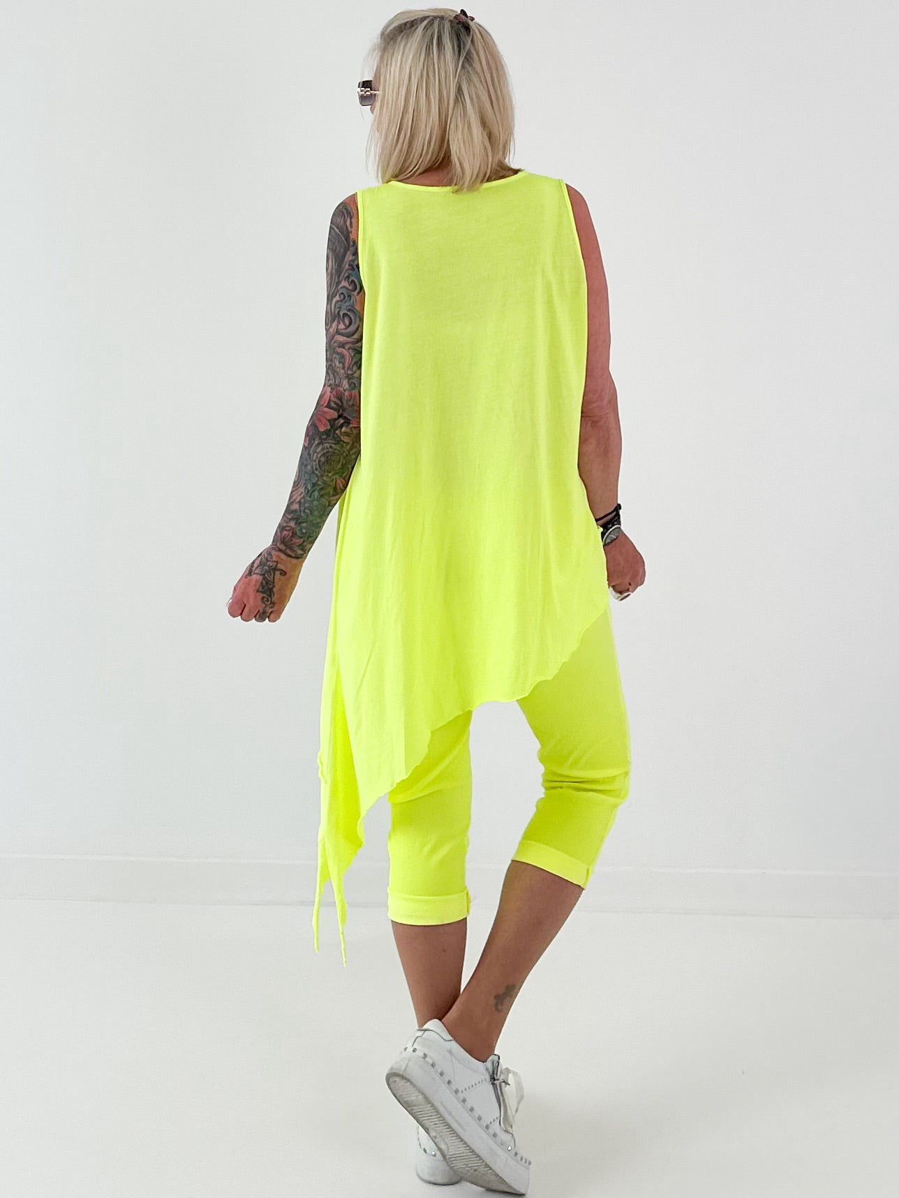 Asymmetrisches Long Top mit Ösen und Jeansdetail - neongelb