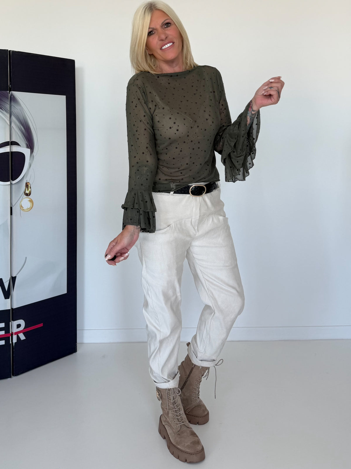 Mesh Shirt mit Punkten und Volantärmeln - oliv