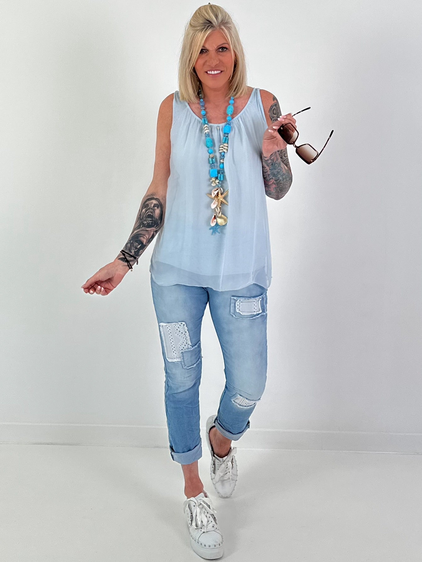 Jeanshose mit Lochstick-Patches - blau