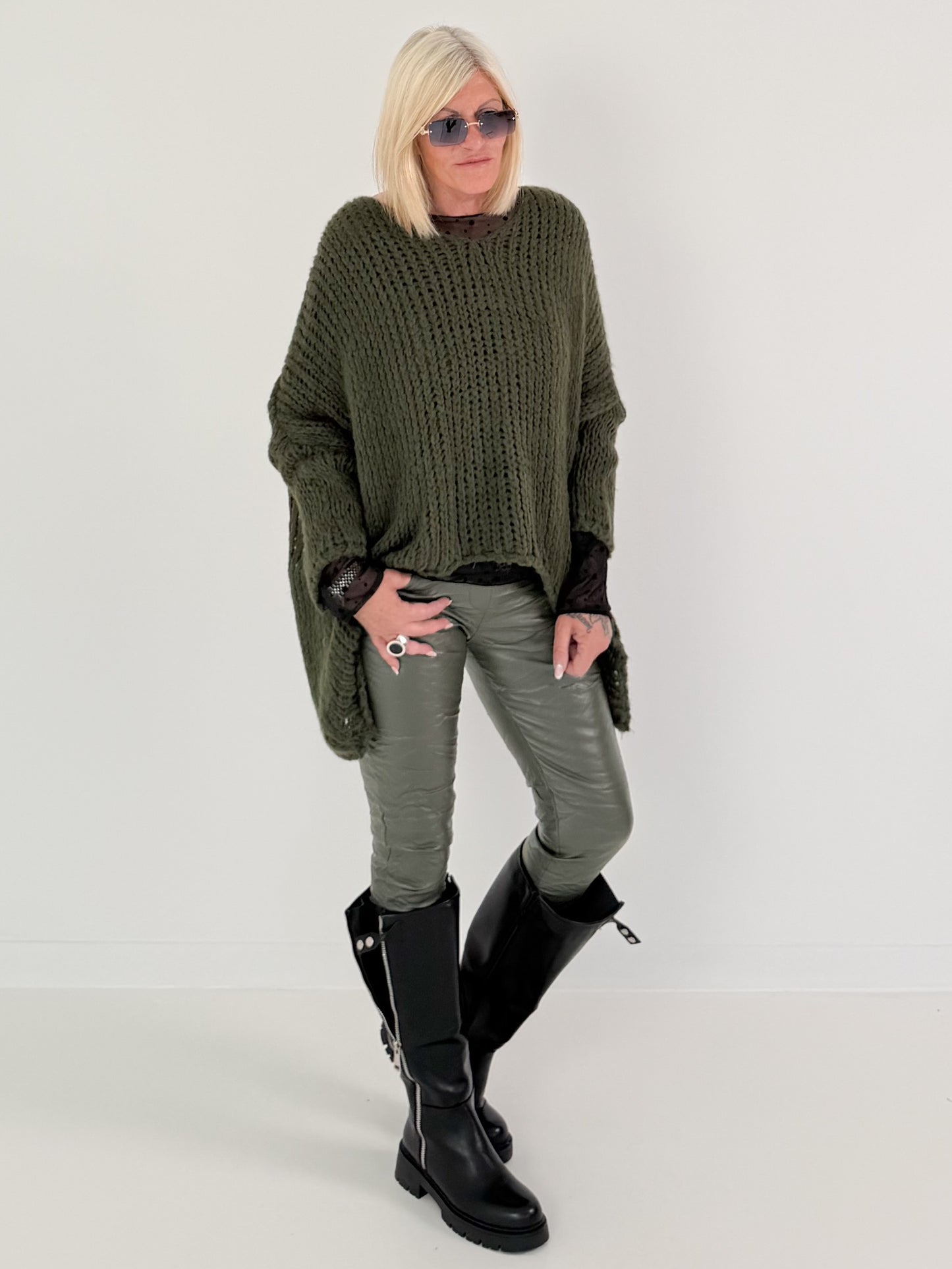 Vegane Lederhose mit Patch - oliv